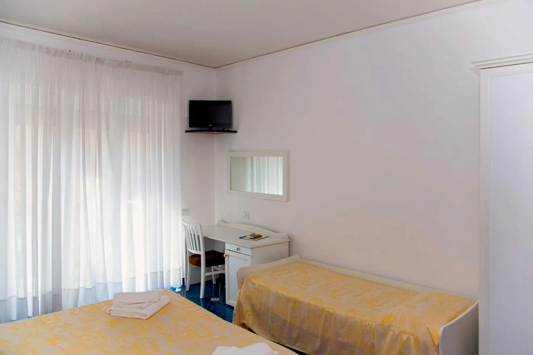 Photo of the whole room, Bed in Hotel De Rosa