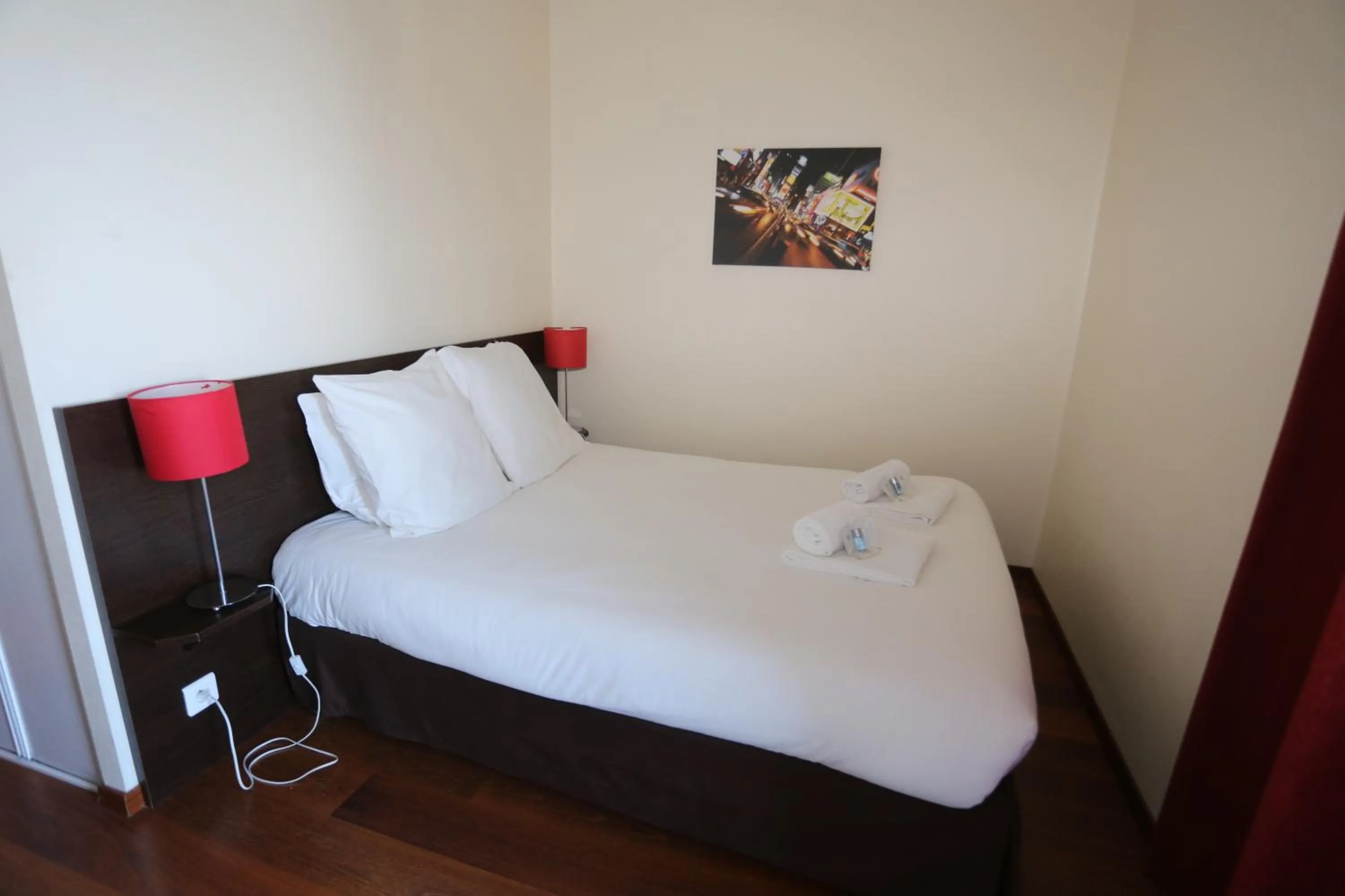 Photo of the whole room, Bed in O'Sullivans Bar and Hotel