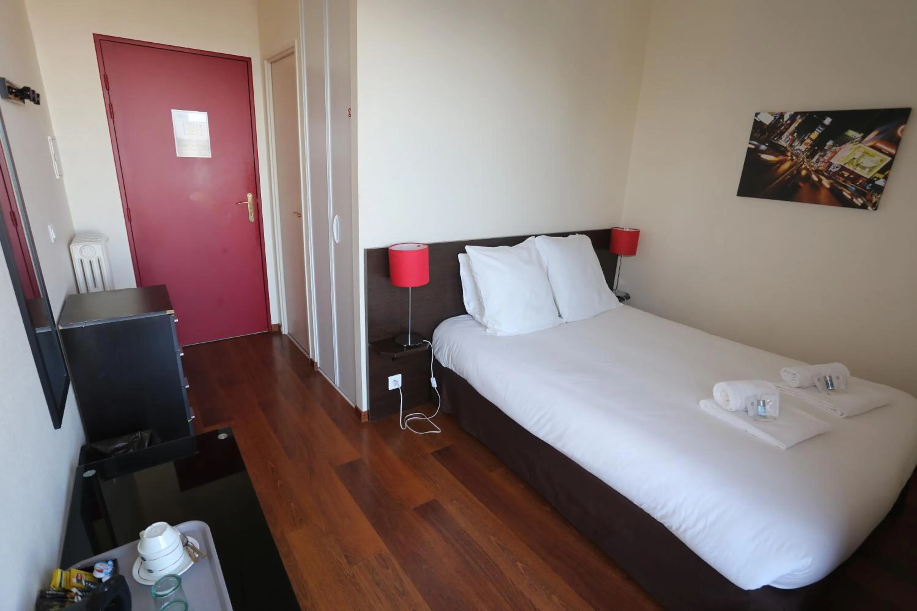 Photo of the whole room, Bed in O'Sullivans Bar and Hotel