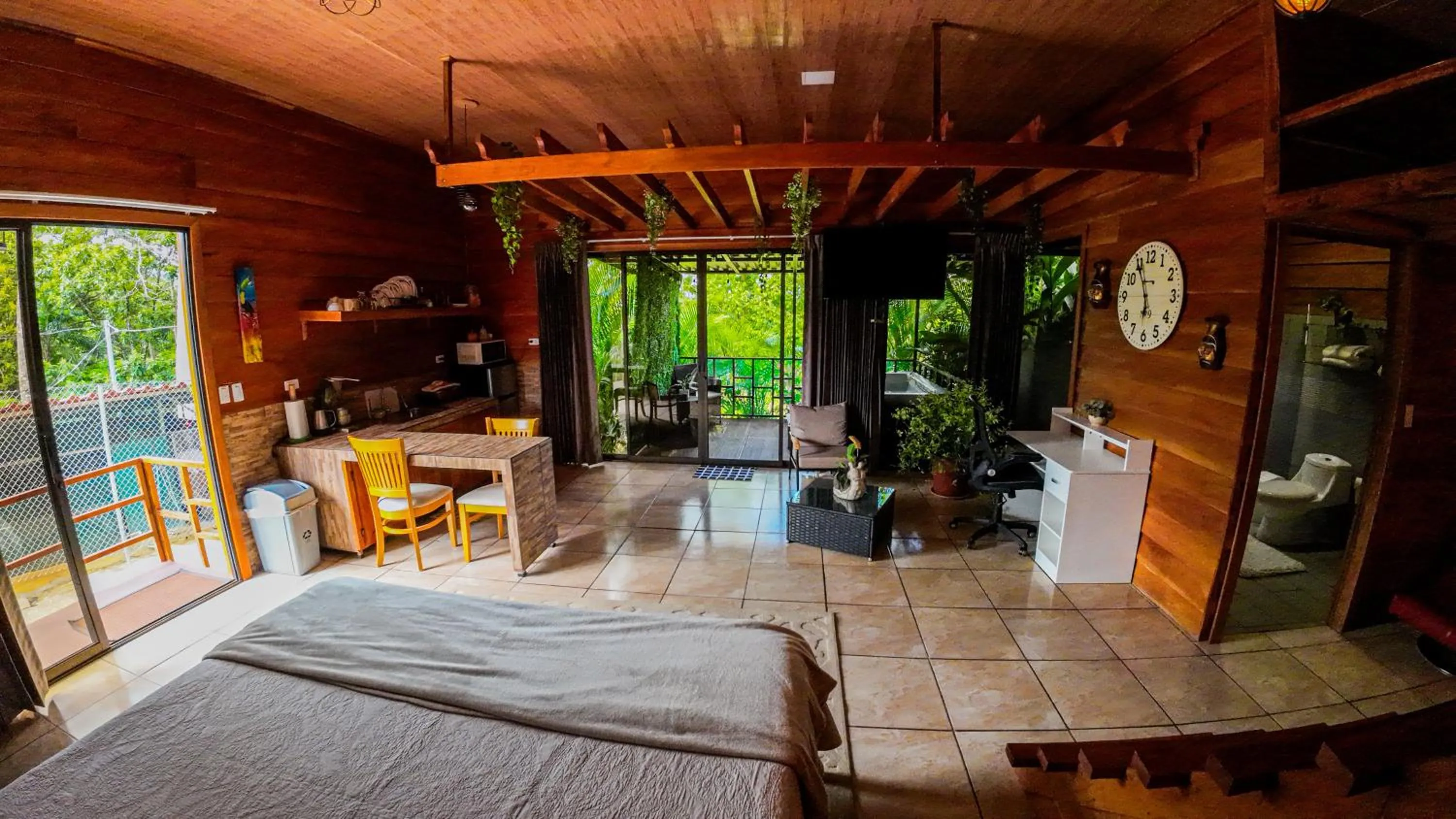 Photo of the whole room, Bed in Bungalows Las Iguanas Arenal Volcano
