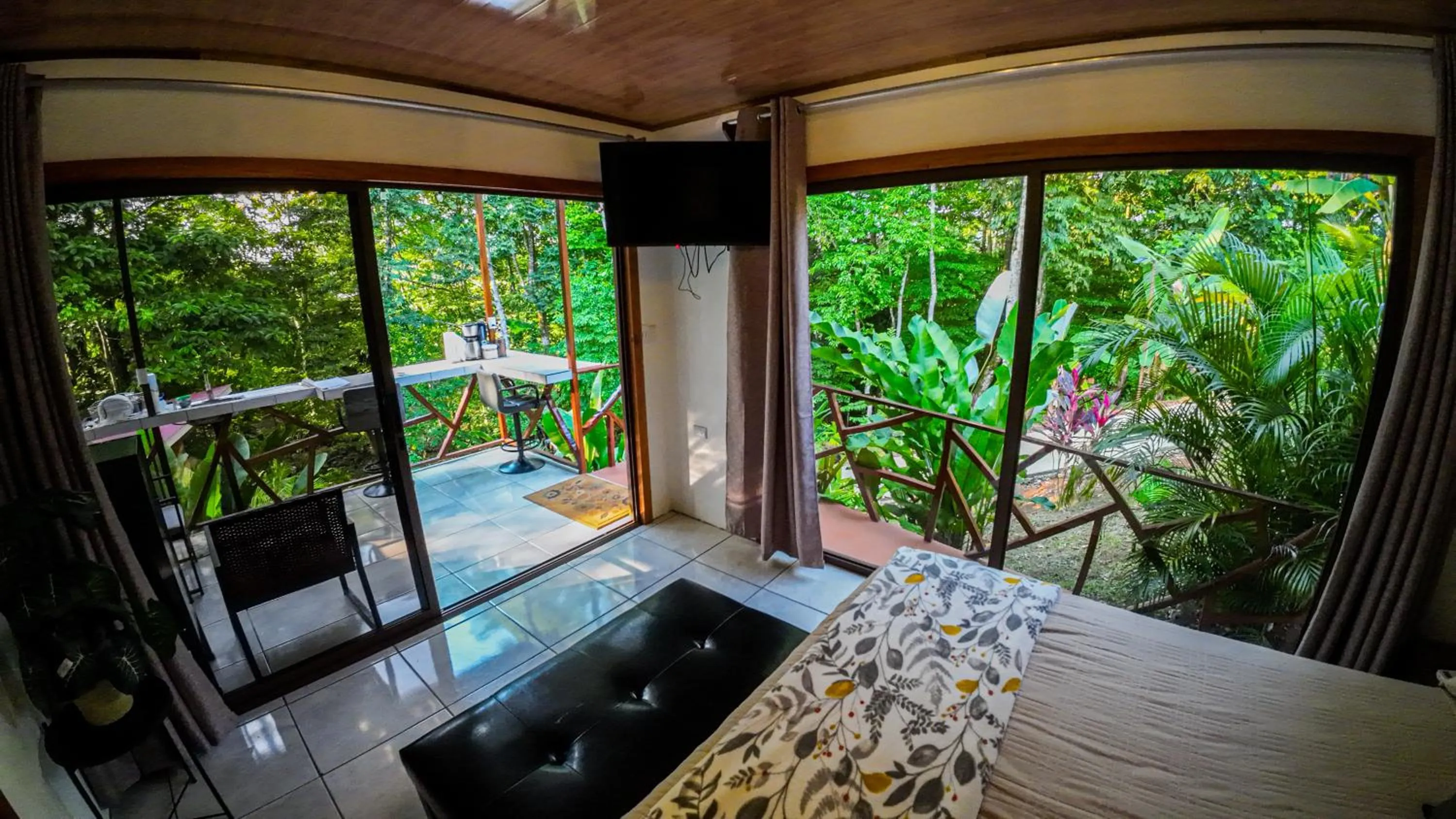 Garden view, Bed in Bungalows Las Iguanas Arenal Volcano