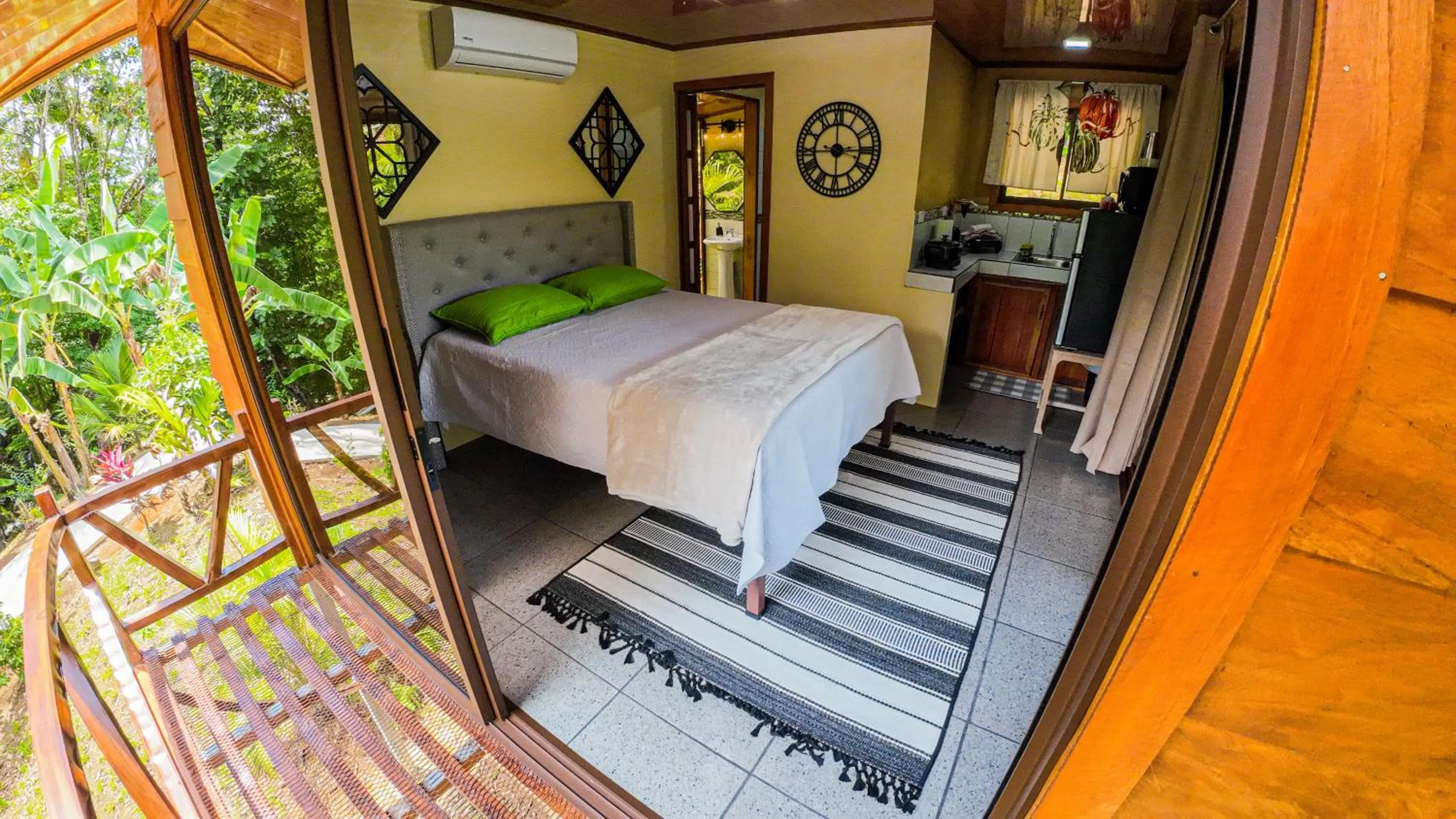 Photo of the whole room, Bed in Bungalows Las Iguanas Arenal Volcano