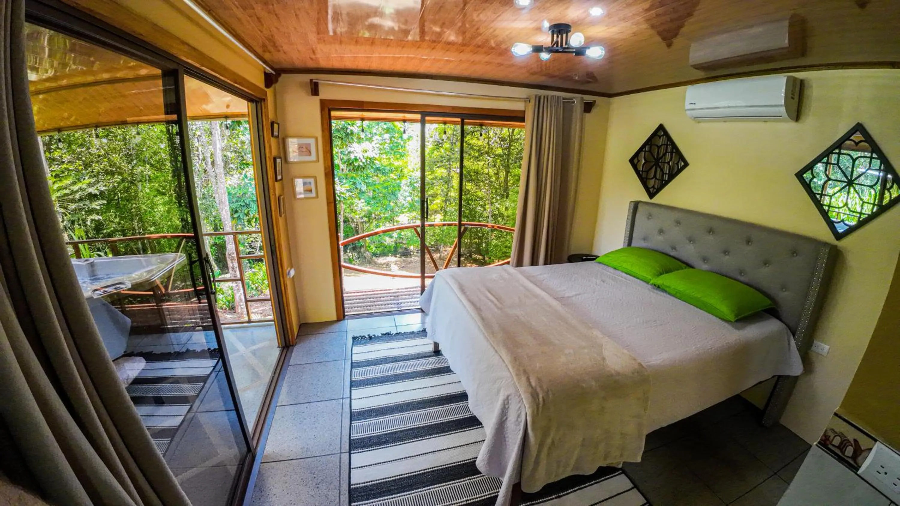 Photo of the whole room, Bed in Bungalows Las Iguanas Arenal Volcano