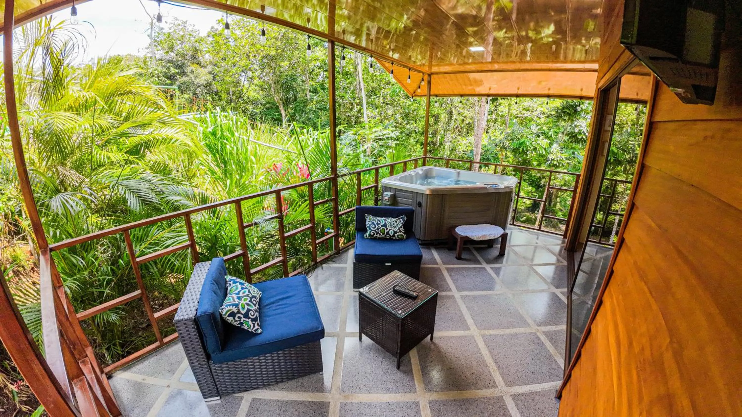 Photo of the whole room in Bungalows Las Iguanas Arenal Volcano