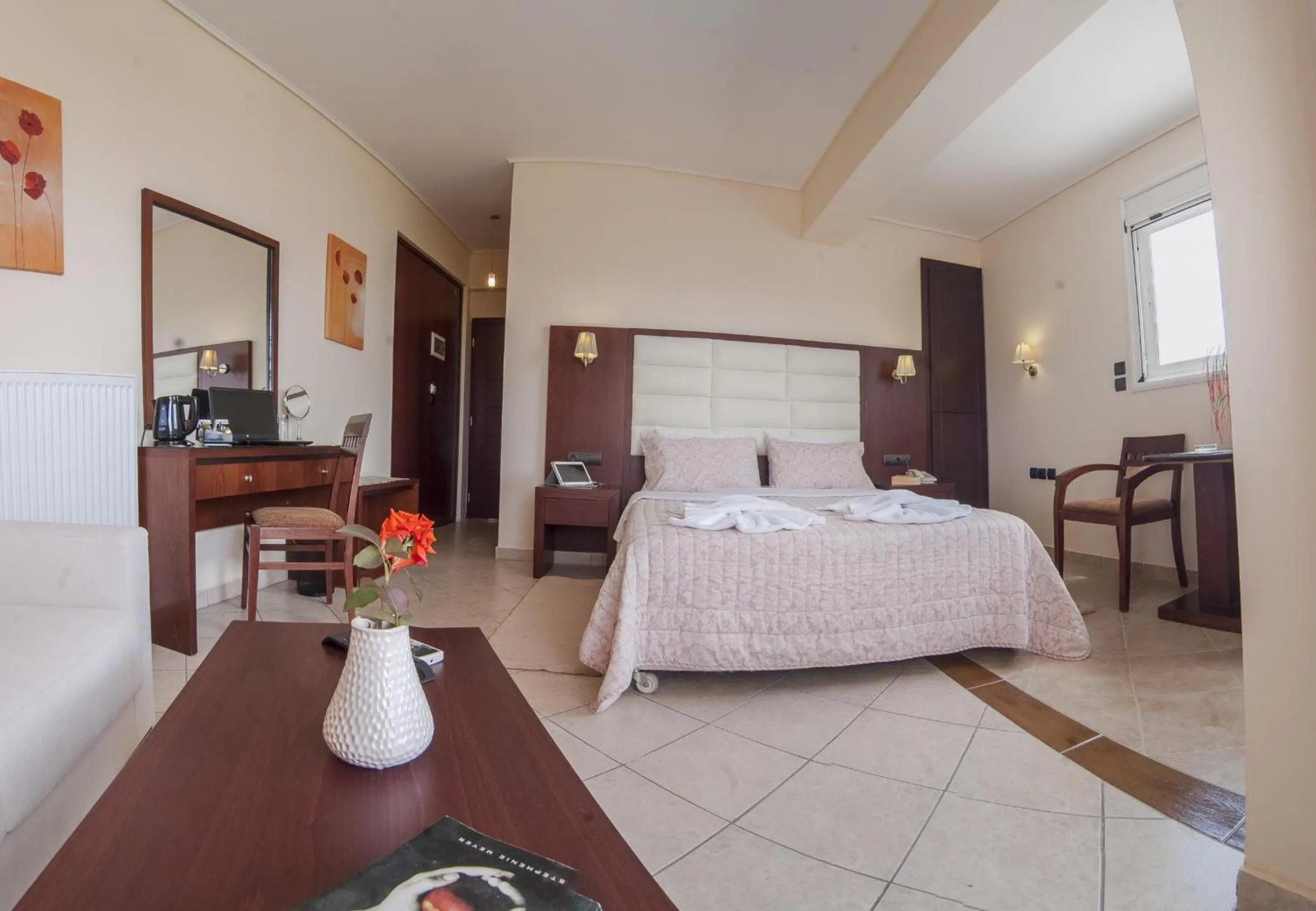 Photo of the whole room, Bed in Almira Mare