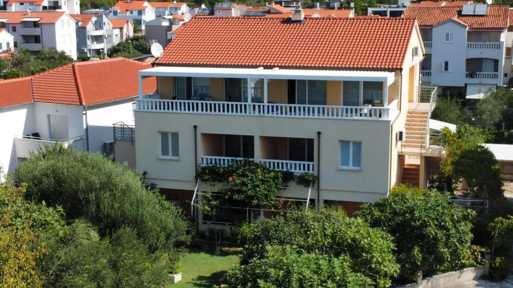 Apartments Tare, Electric Car Refill Apartments Tare, Electric Car Refill