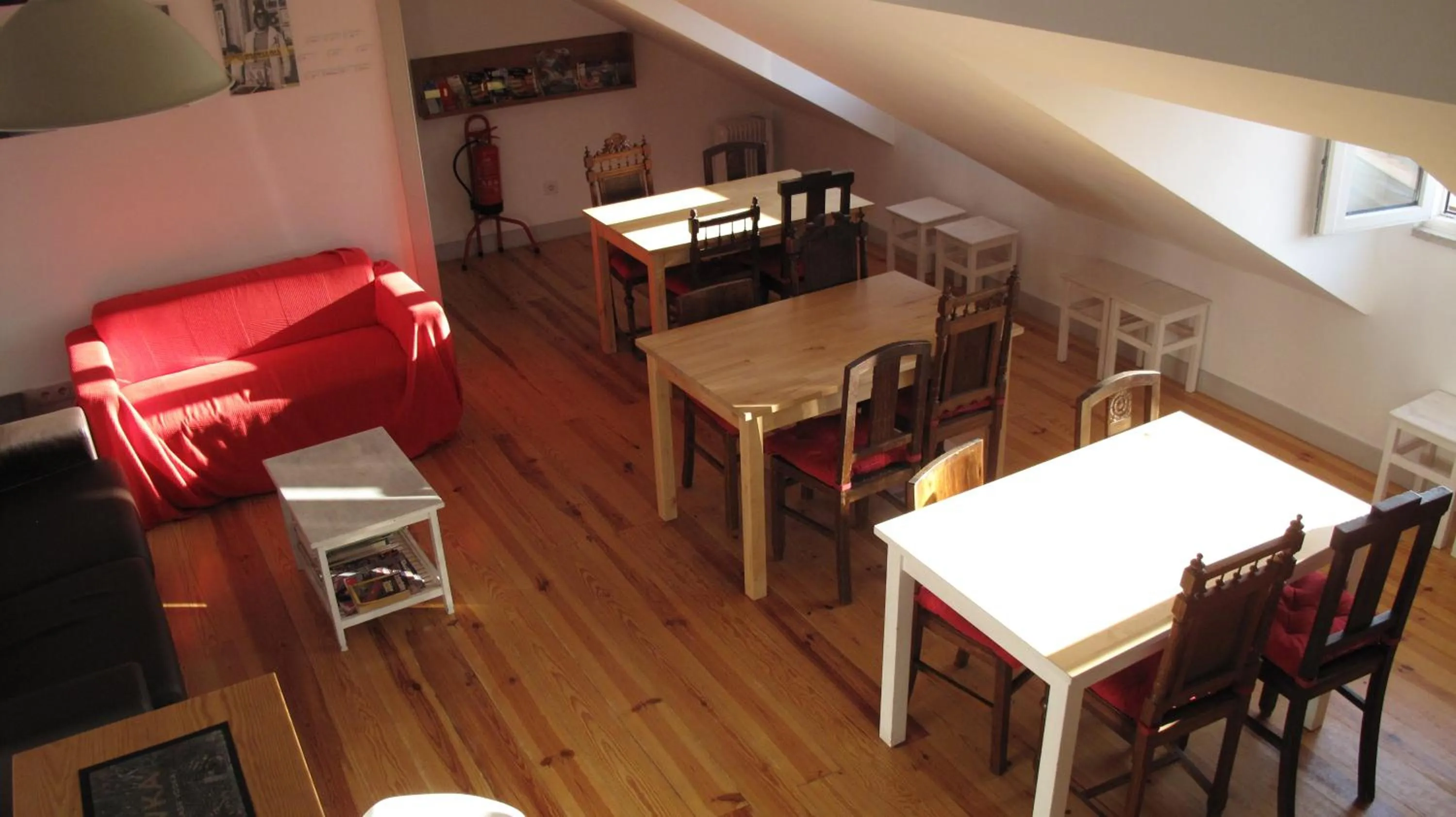 Lounge or bar in Inn Possible Lisbon Hostel