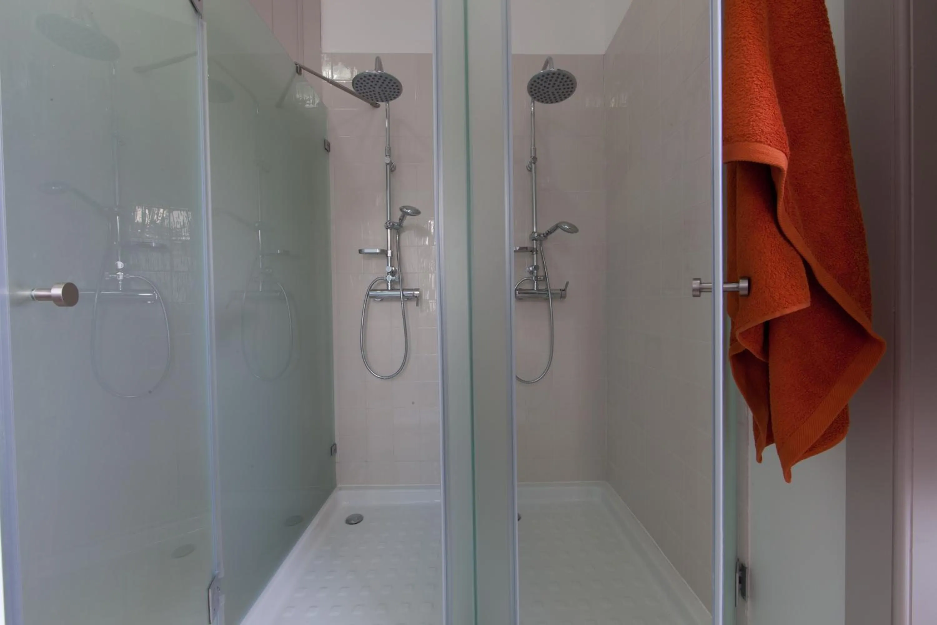 Shower in Inn Possible Lisbon Hostel