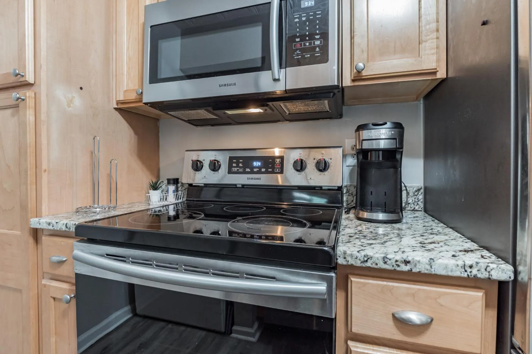Coffee/tea facilities in Modern Cozy Townhome