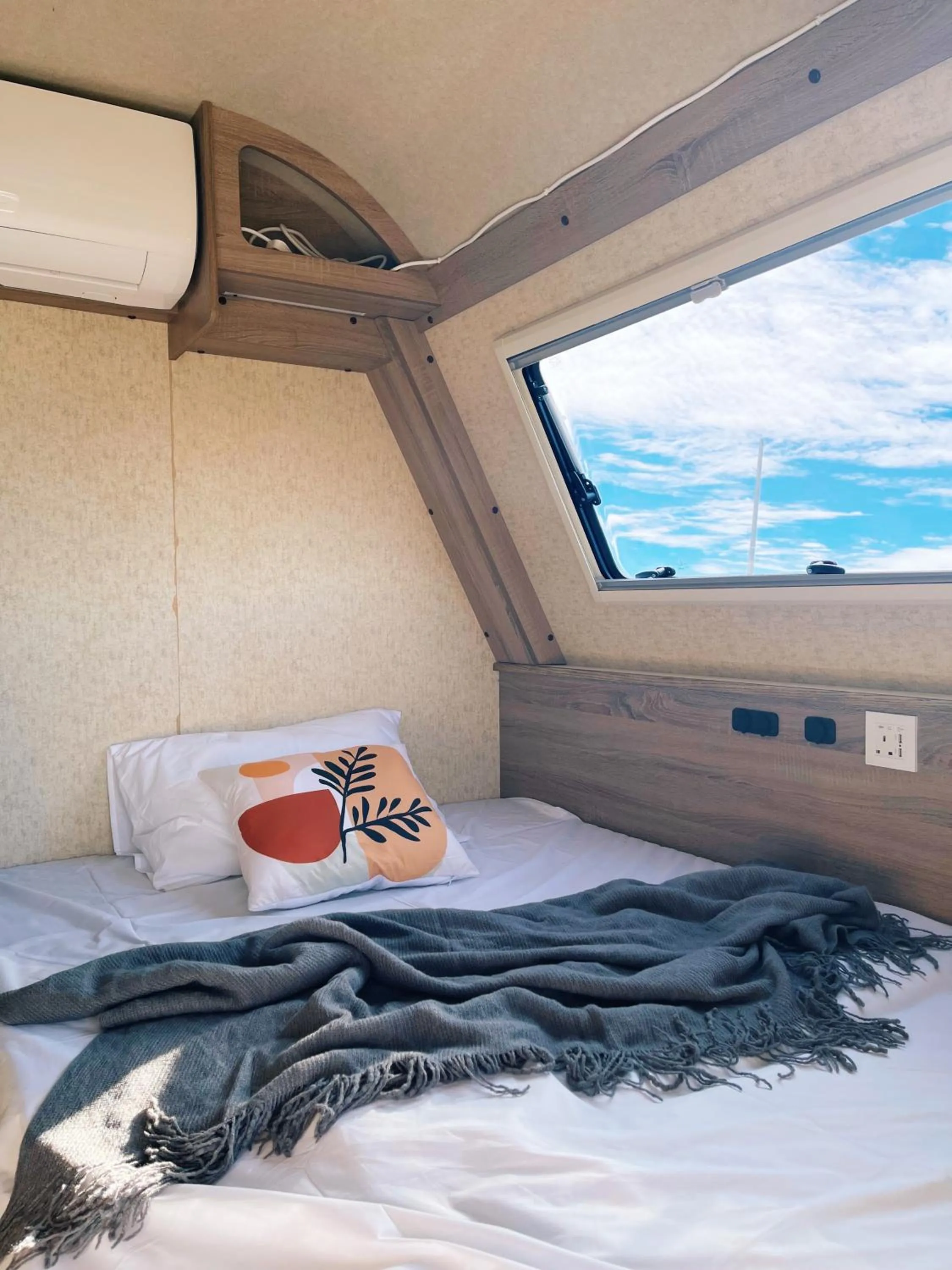 Bed in Stellar GoldenHill Cameron