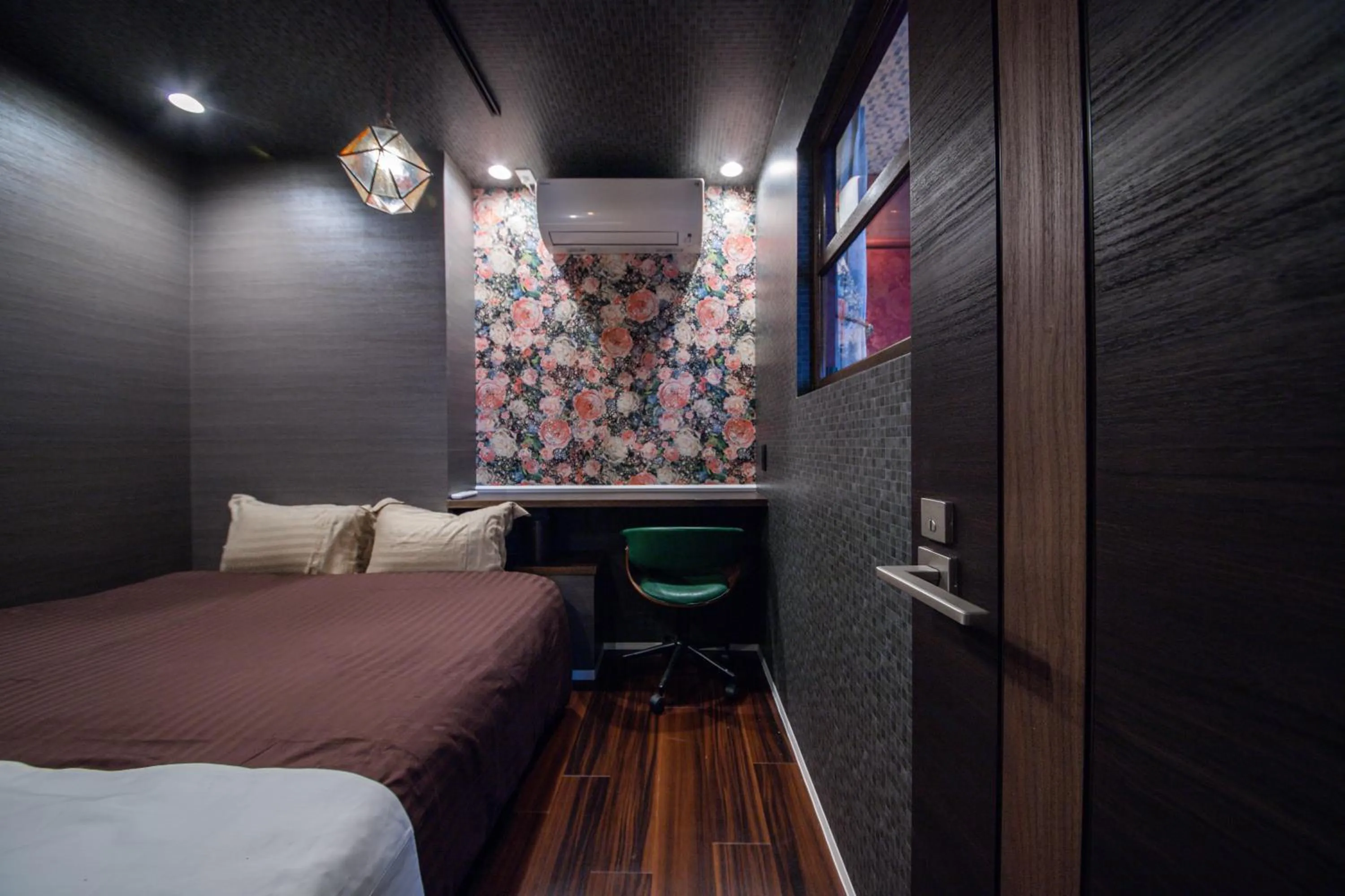 Bed in THE BEEHIVE AIOI