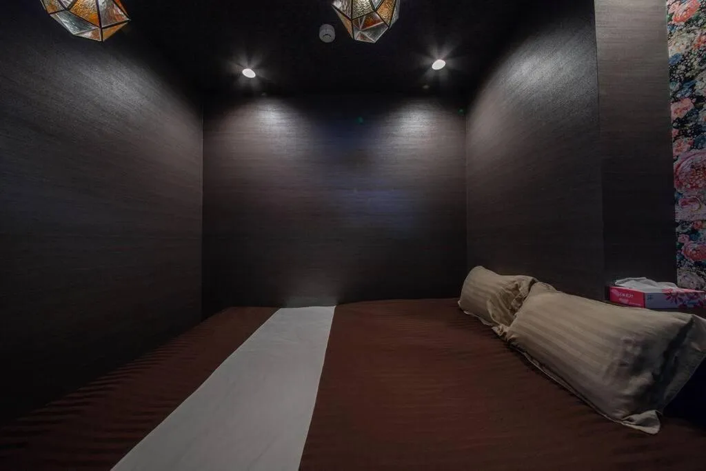 Bed in THE BEEHIVE AIOI