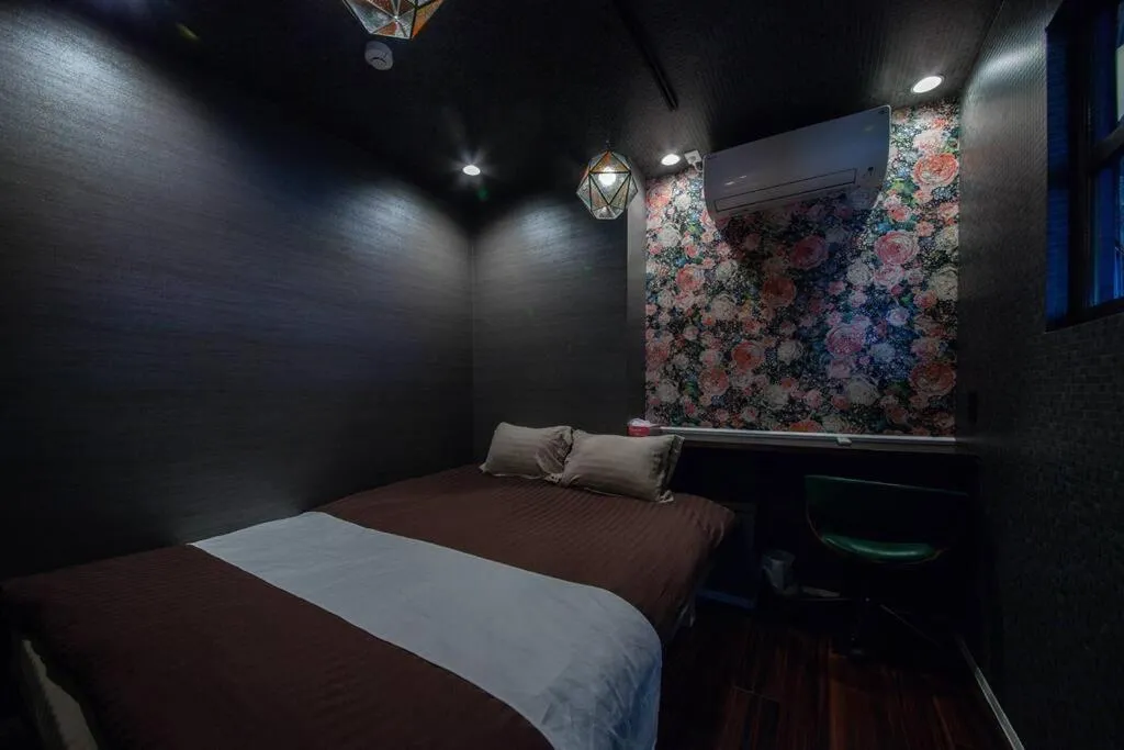 Bed in THE BEEHIVE AIOI