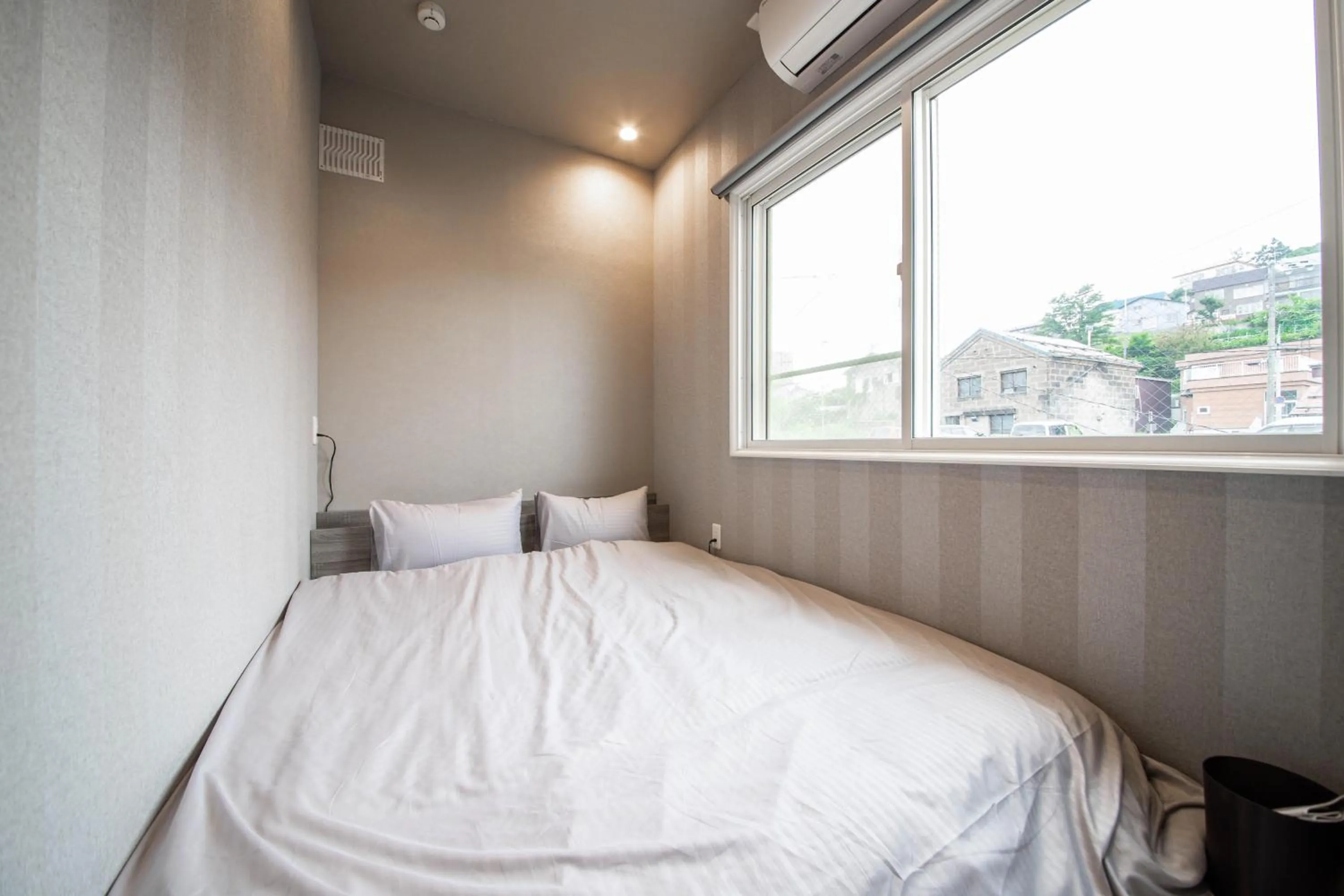 Bed in THE BEEHIVE AIOI