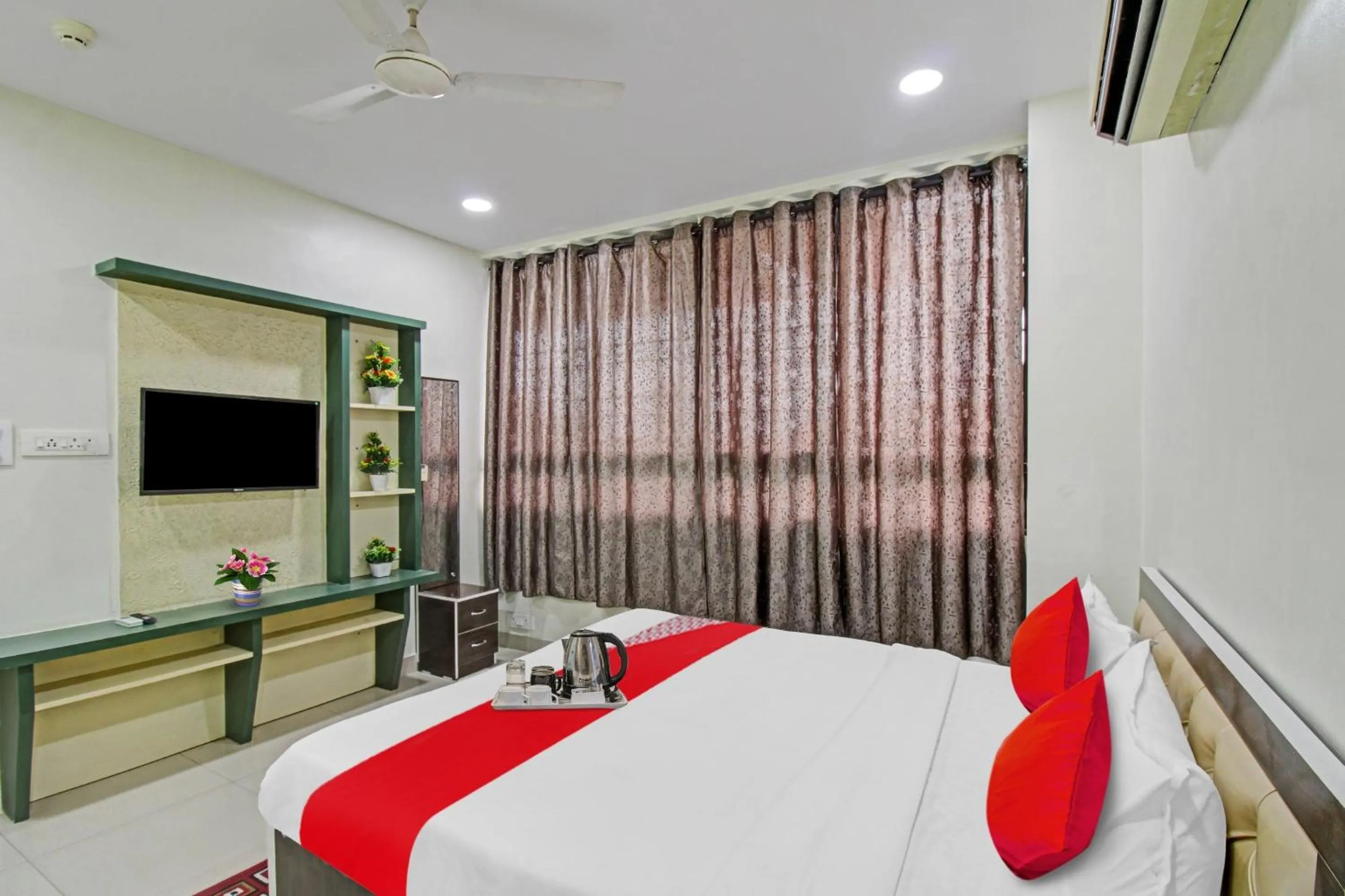 Facade/entrance, Bed in Hotel O Sunshine Inn