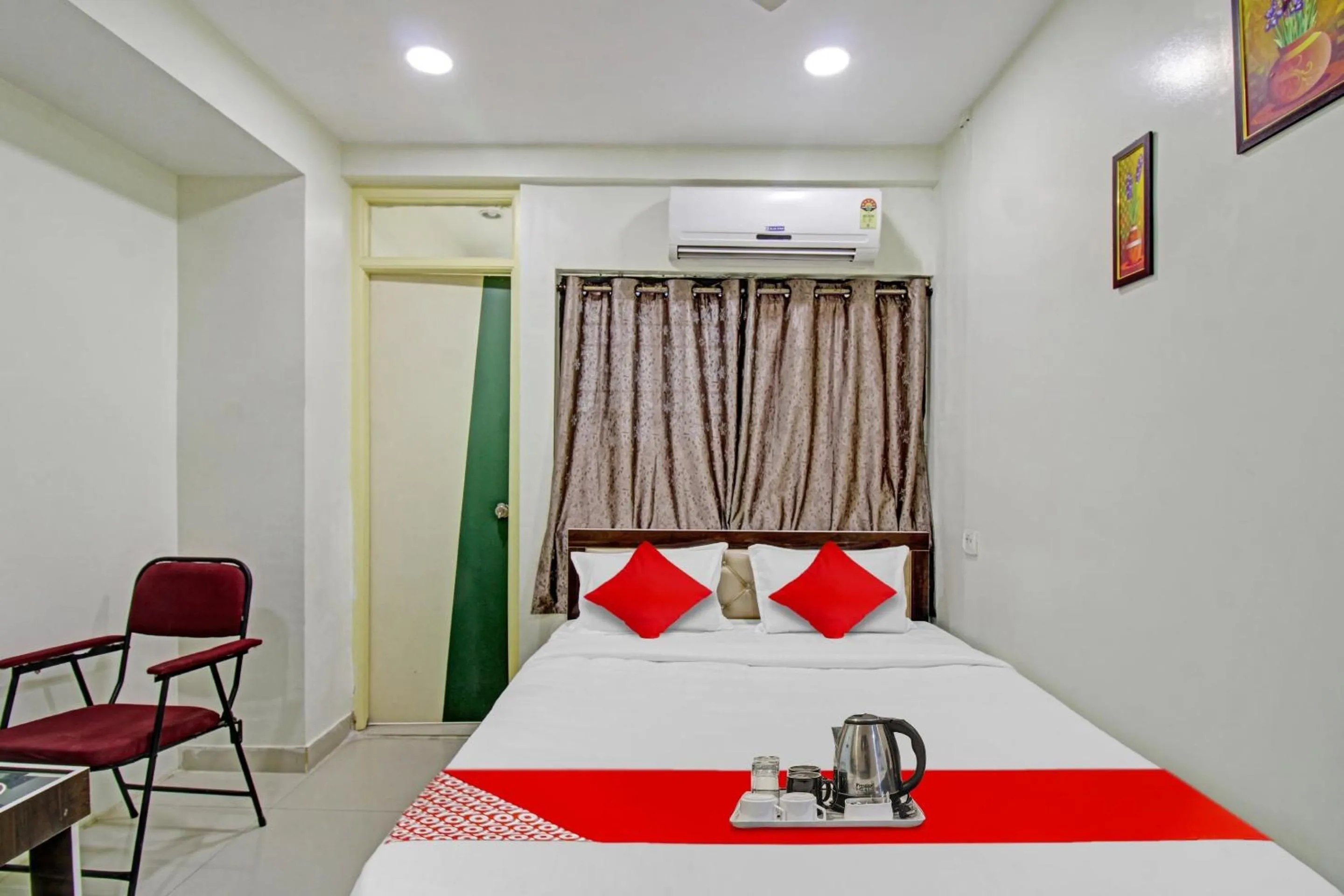 Bedroom, Bed in Hotel O Sunshine Inn