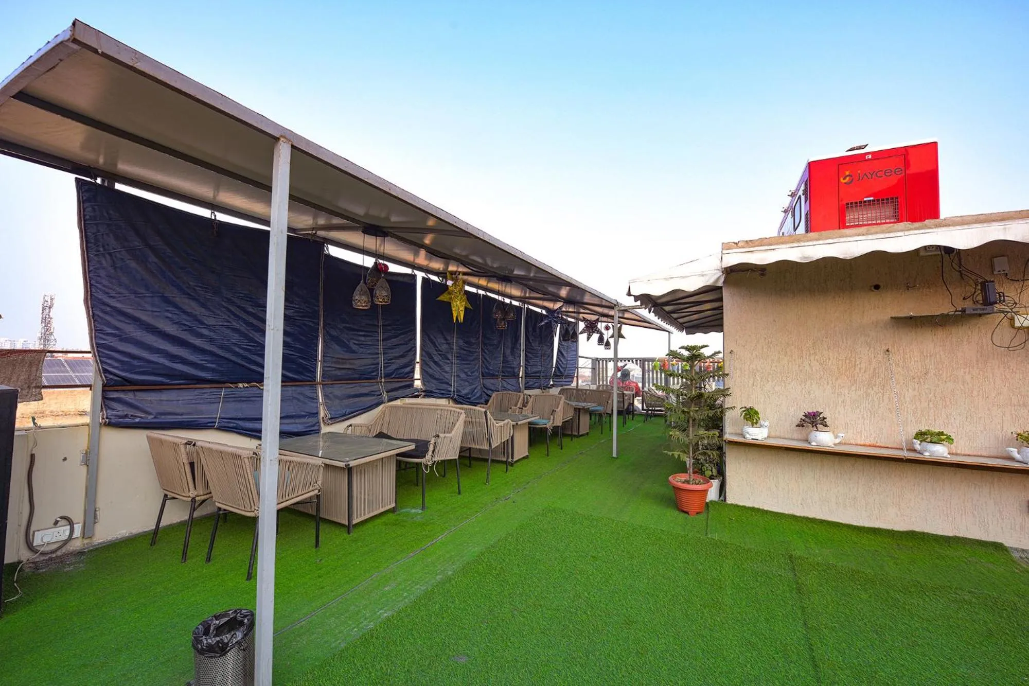 Restaurant/places to eat in FabHotel The Dreams