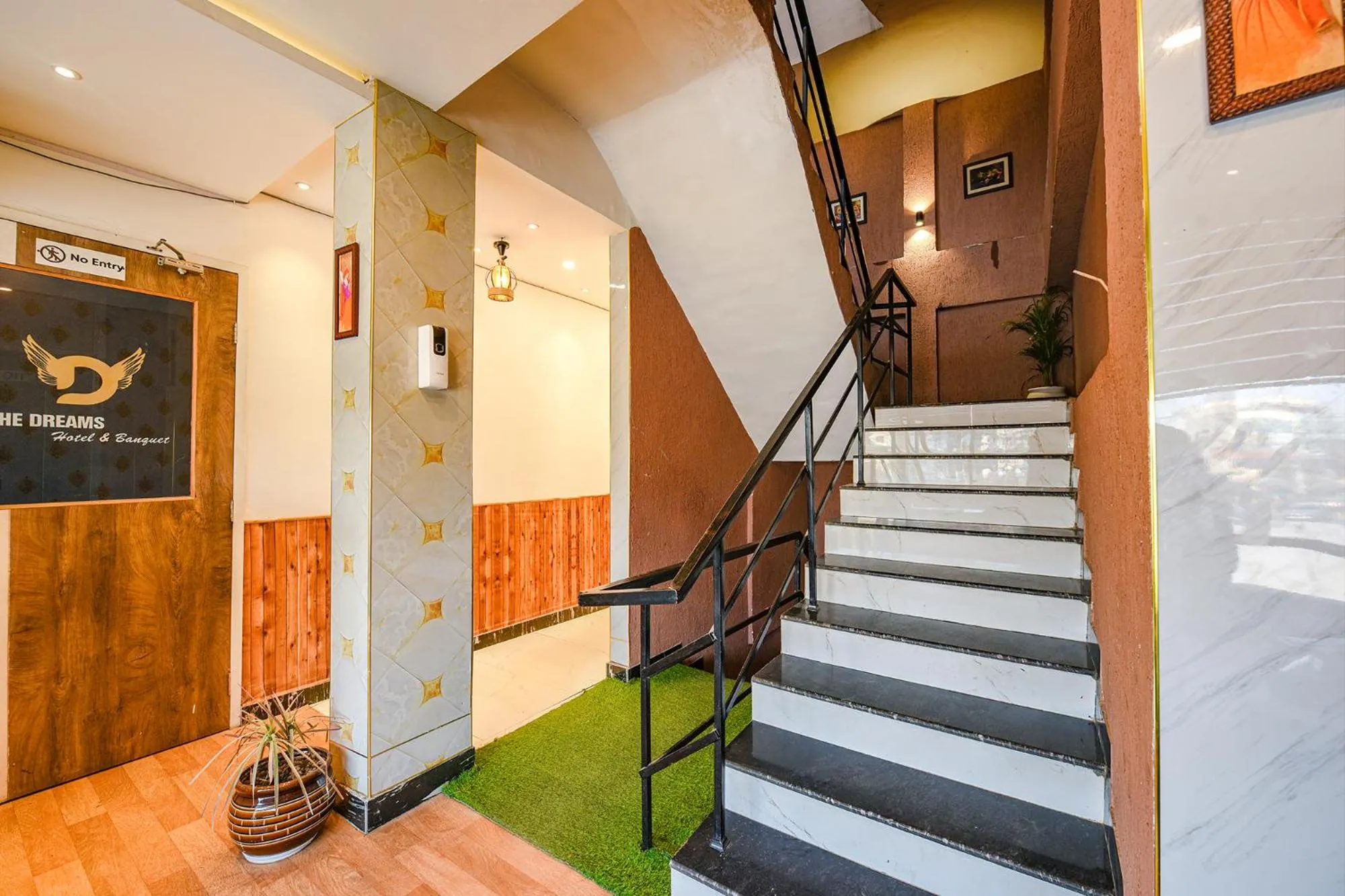 Lobby or reception in FabHotel The Dreams