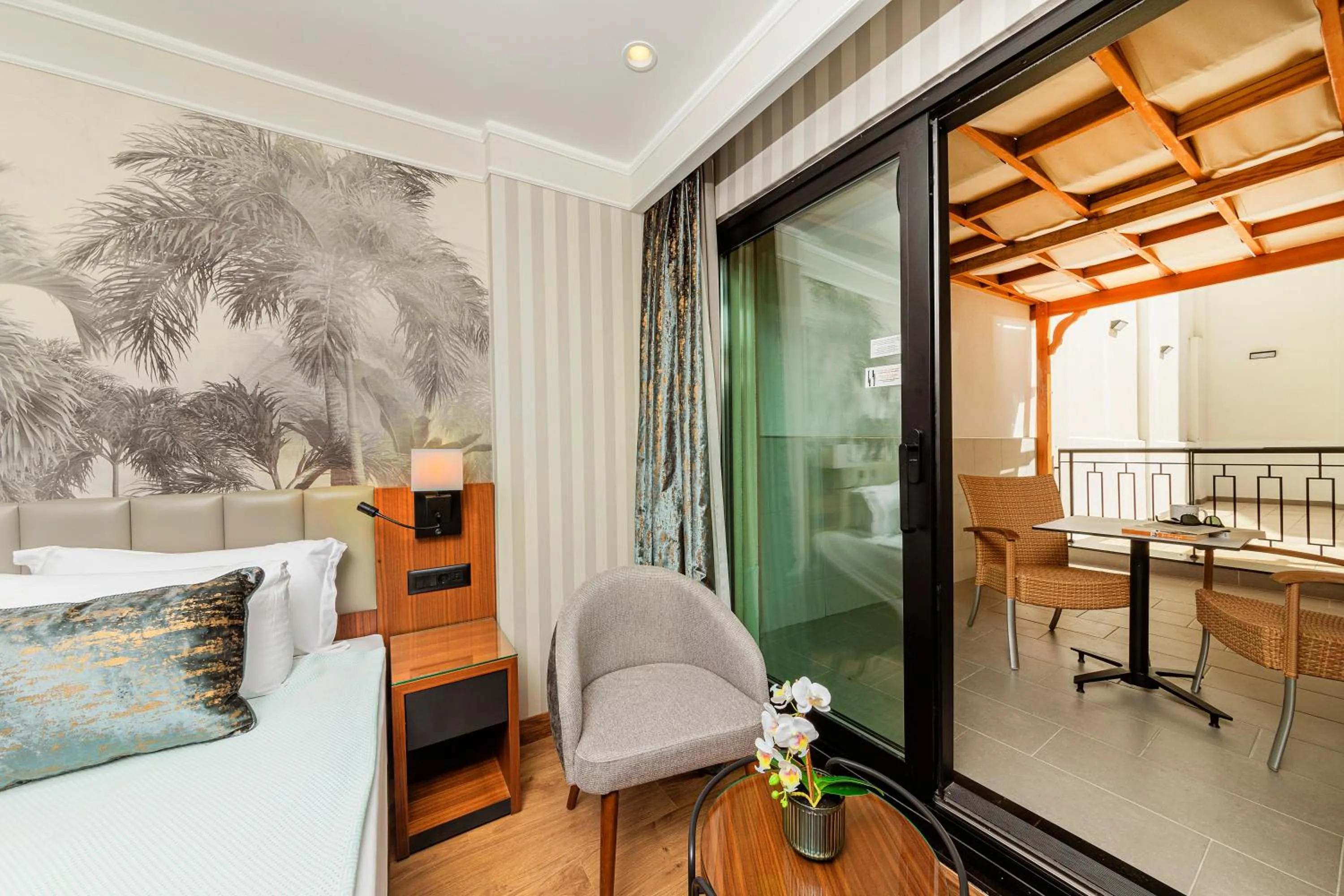 Balcony/Terrace, Bed in Mukarnas Pera Hotel