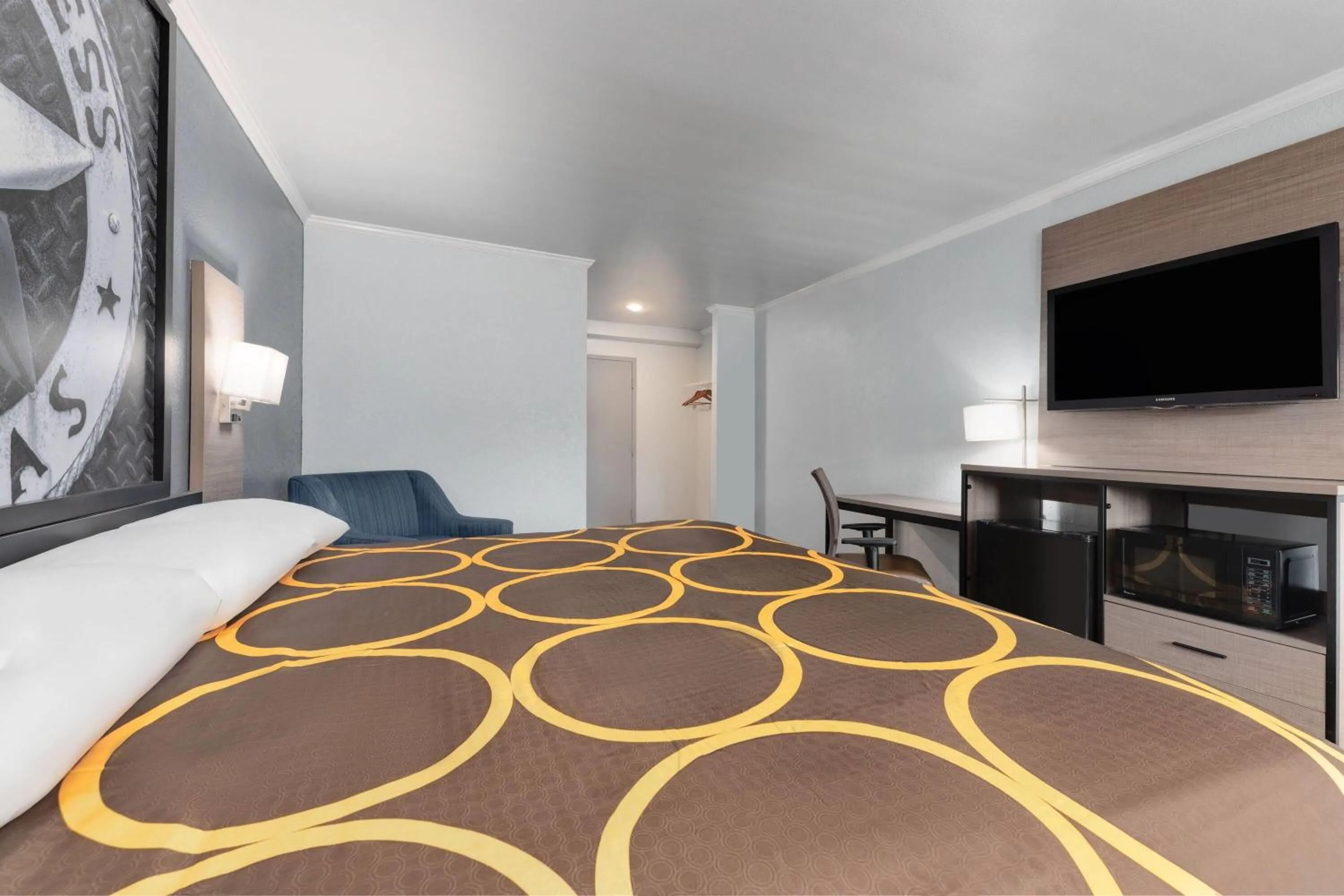 Photo of the whole room, Bed in Super 8 by Wyndham Fort Worth Entertainment District