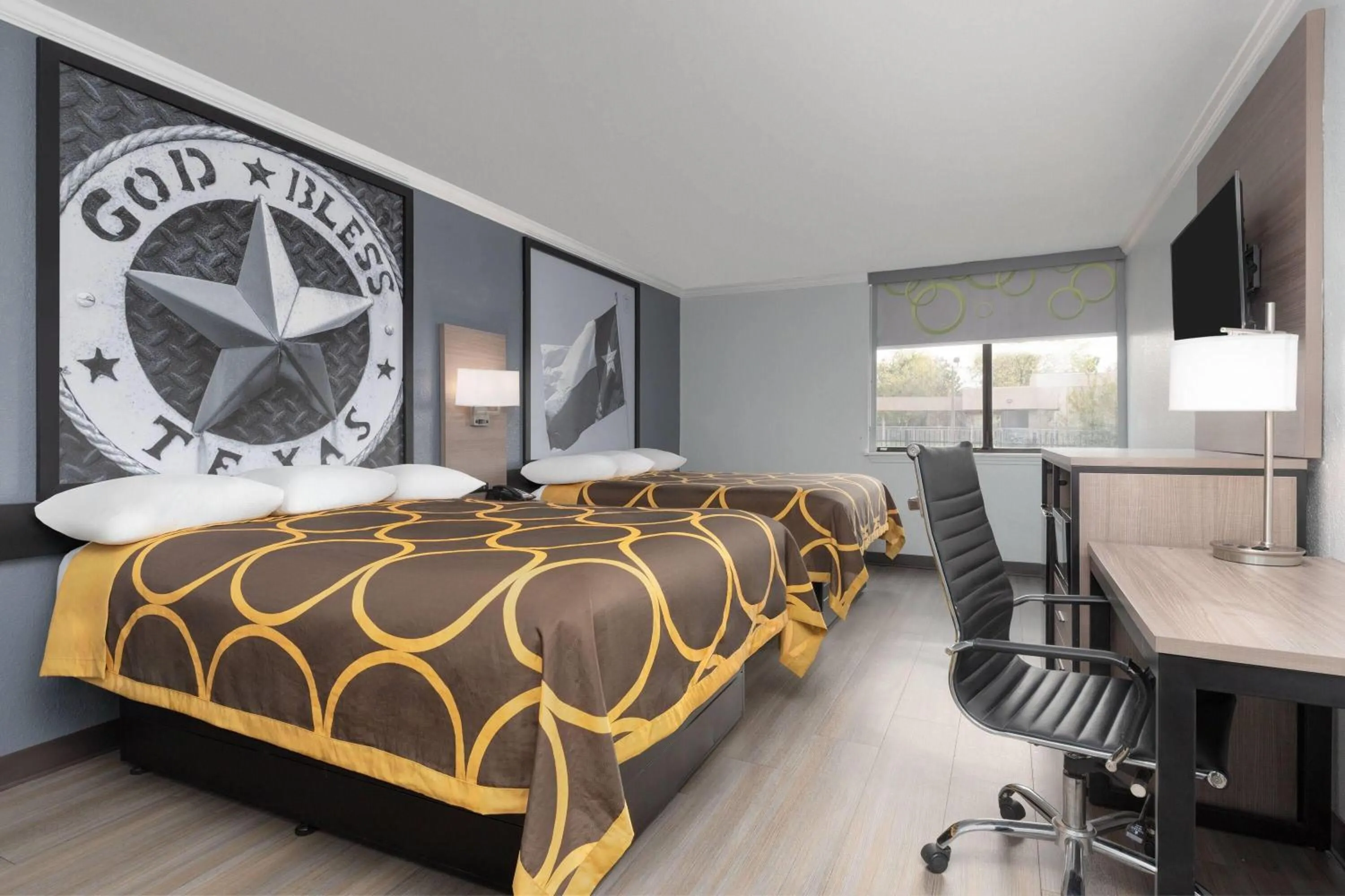 Photo of the whole room, Bed in Super 8 by Wyndham Fort Worth Entertainment District