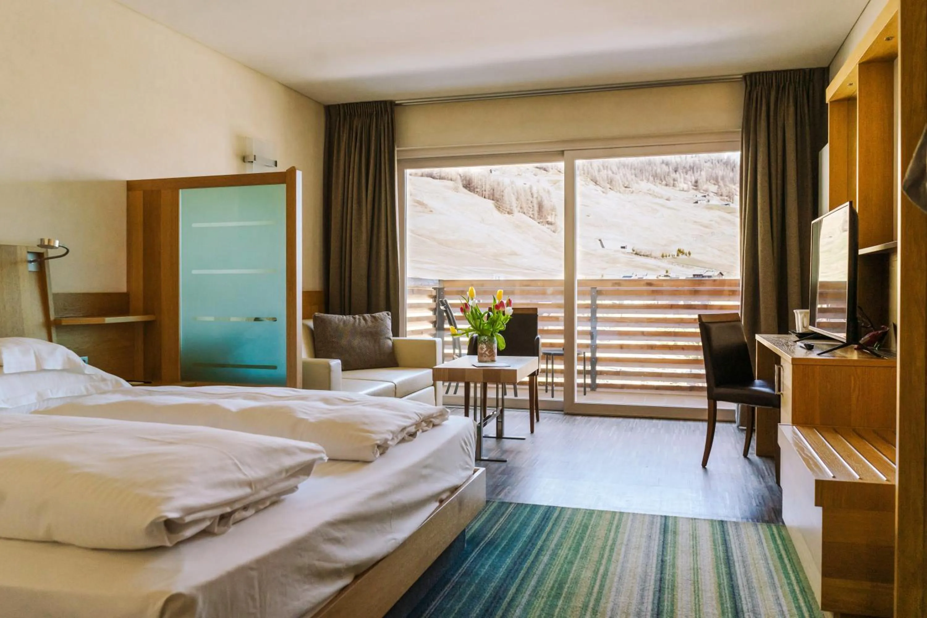 Balcony/Terrace, Bed in Hotel Lac Salin Spa & Mountain Resort