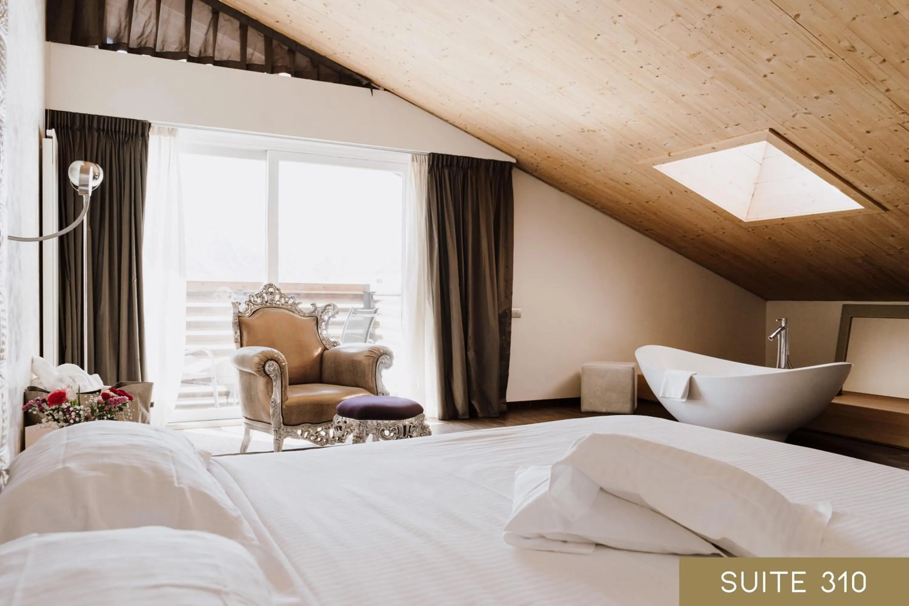 Photo of the whole room, Bed in Hotel Lac Salin Spa & Mountain Resort