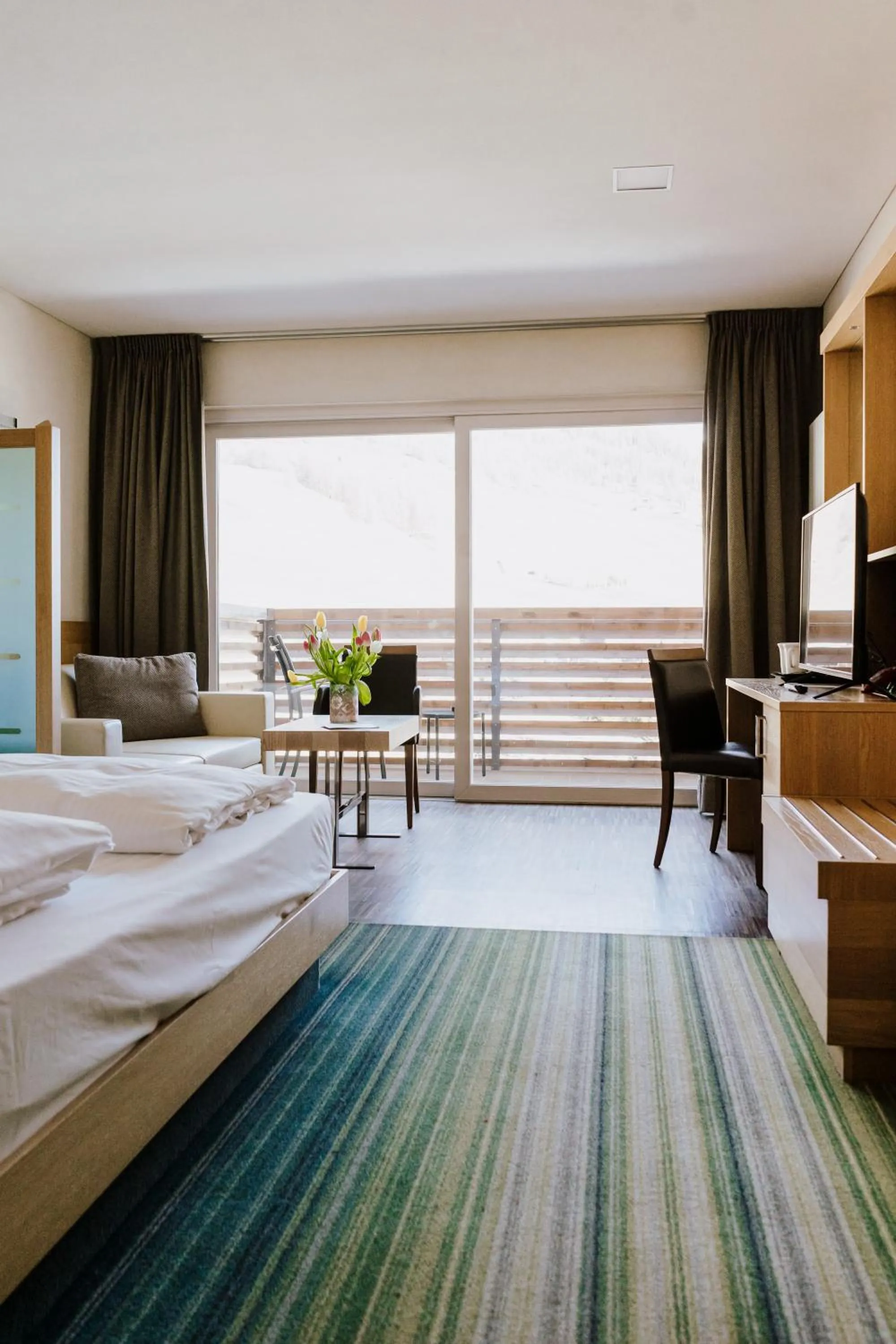 Balcony/Terrace, Bed in Hotel Lac Salin Spa & Mountain Resort