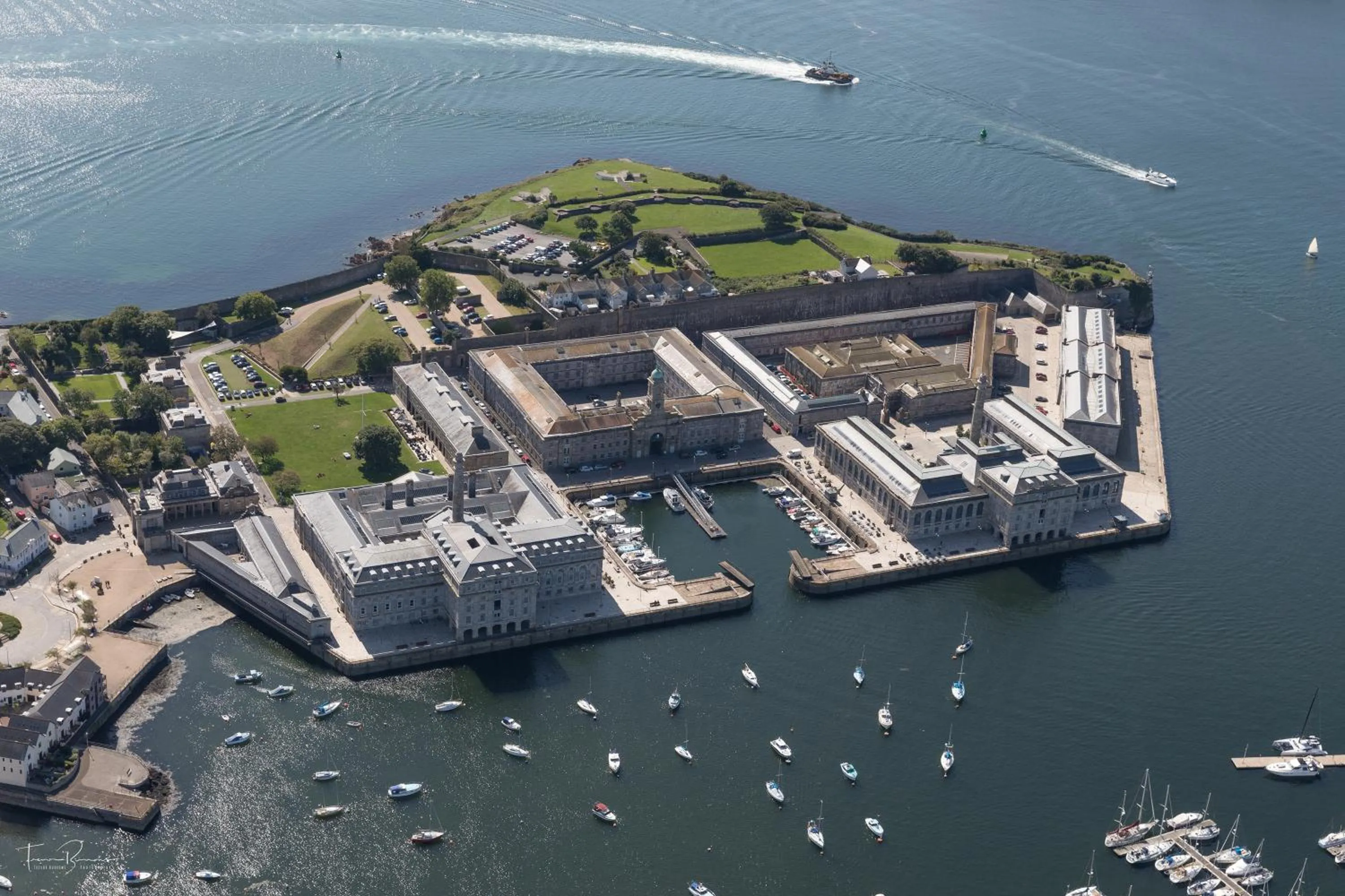 Property building in 2 Bed- Pureserviced 5 Brewhouse