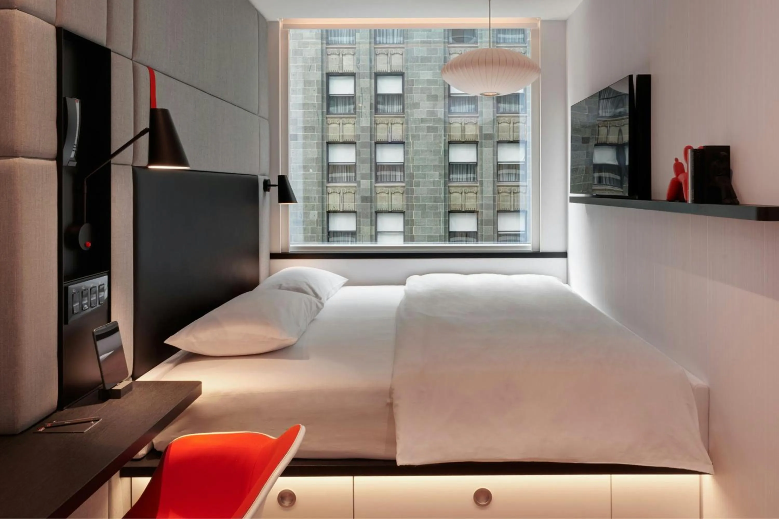 Bedroom, Bed in citizenM Chicago Downtown