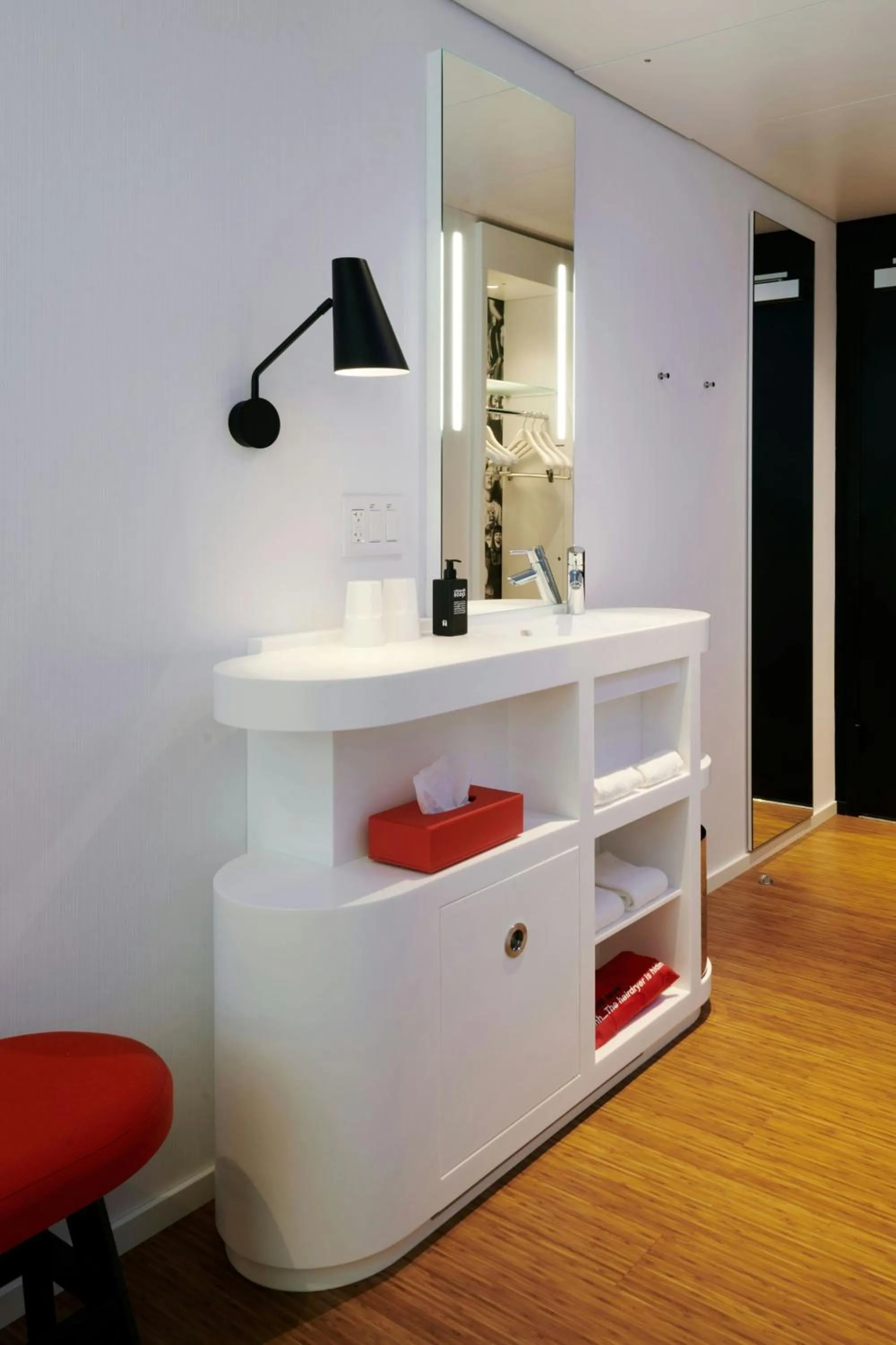 Bedroom in citizenM Chicago Downtown