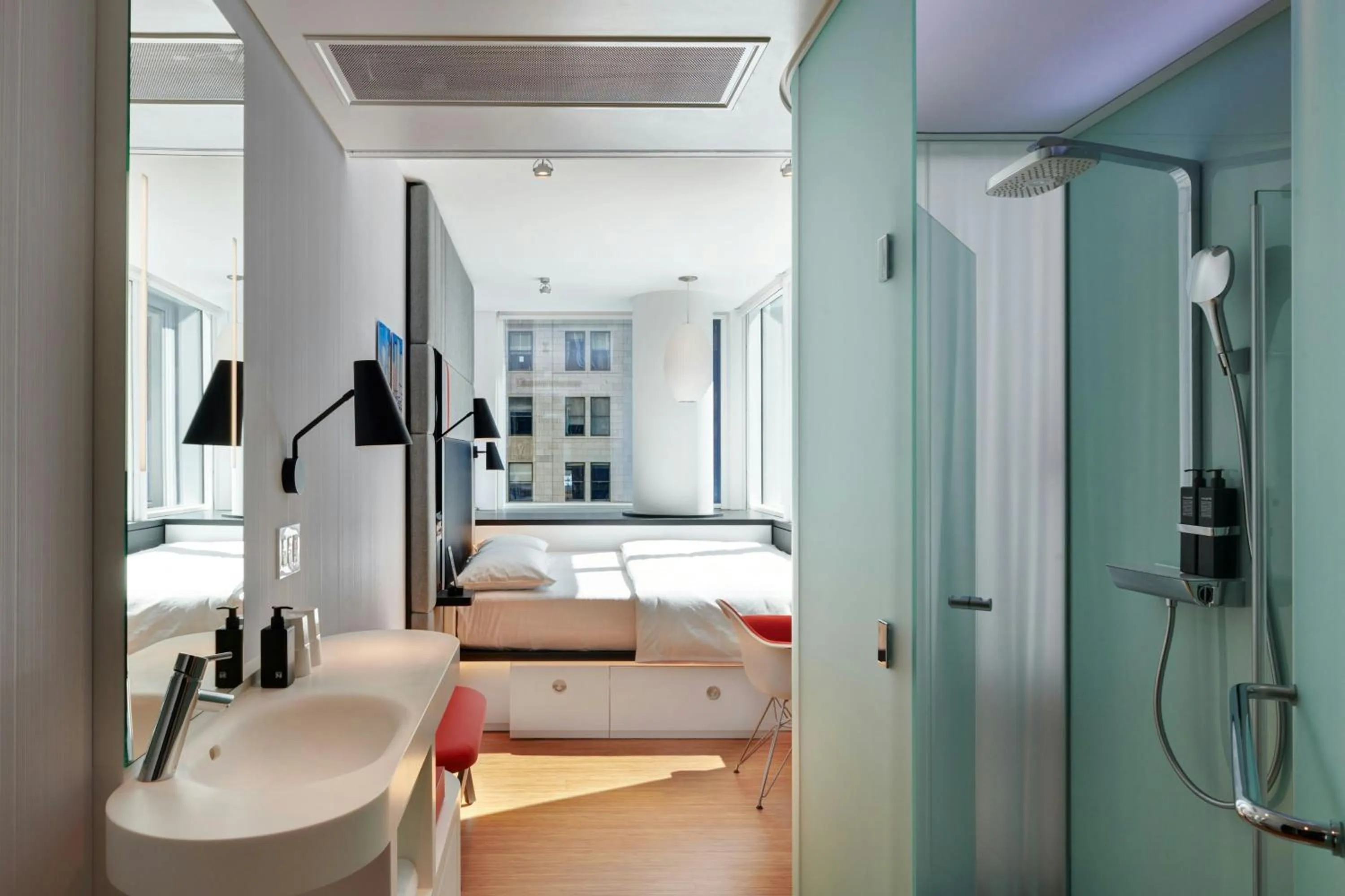 Bedroom in citizenM Chicago Downtown