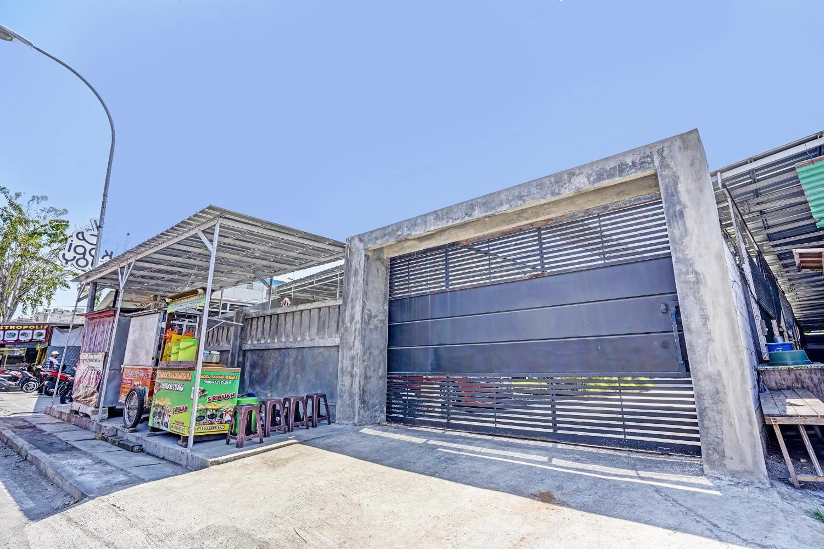 Facade/entrance in Hotel O Reva Residence Syariah