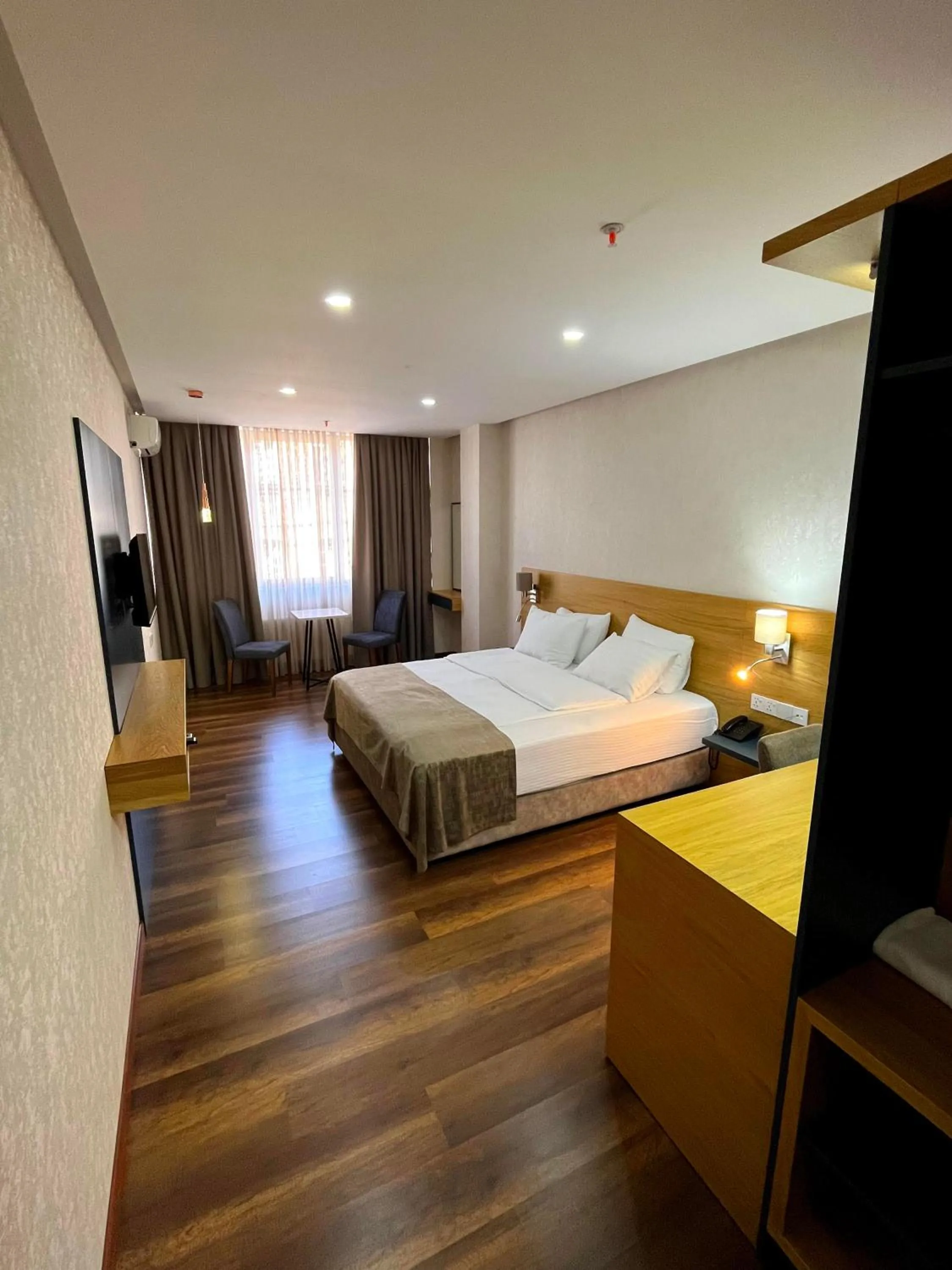 Photo of the whole room, Bed in GOLDEN IR-ME_NI