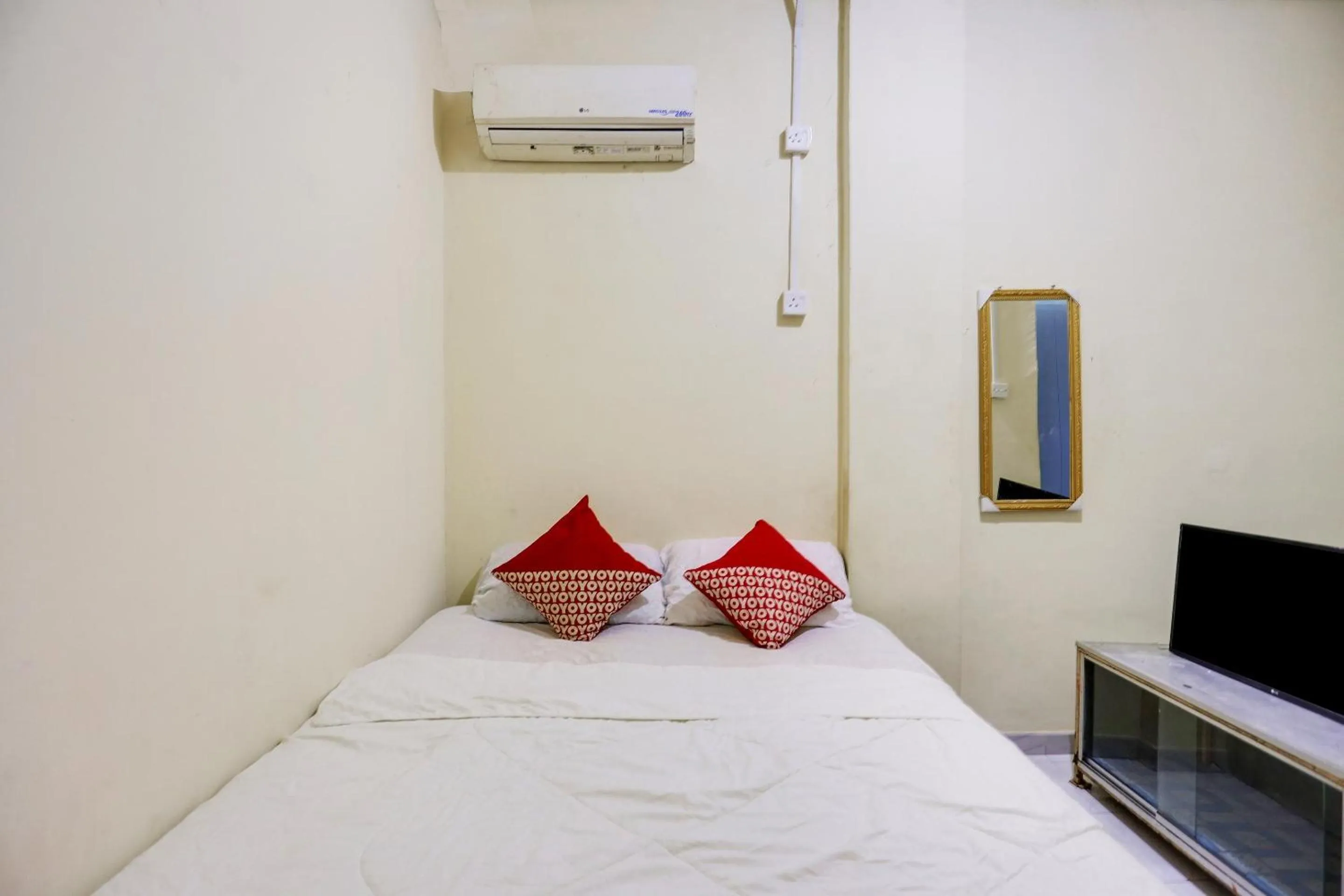 Bedroom, Bed in Hotel O Ringin Pitu 1 Syariah