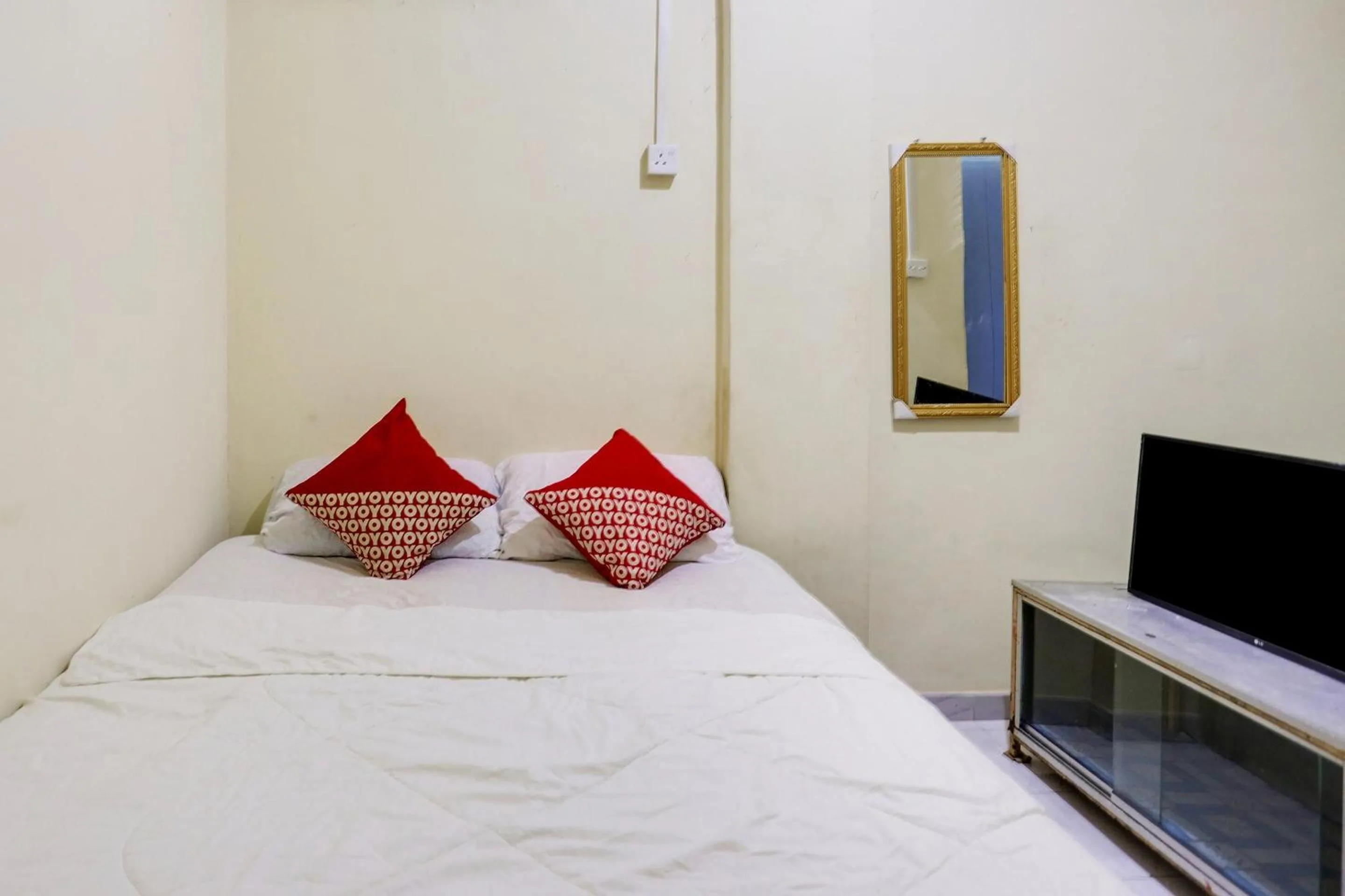 Bedroom, Bed in Hotel O Ringin Pitu 1 Syariah