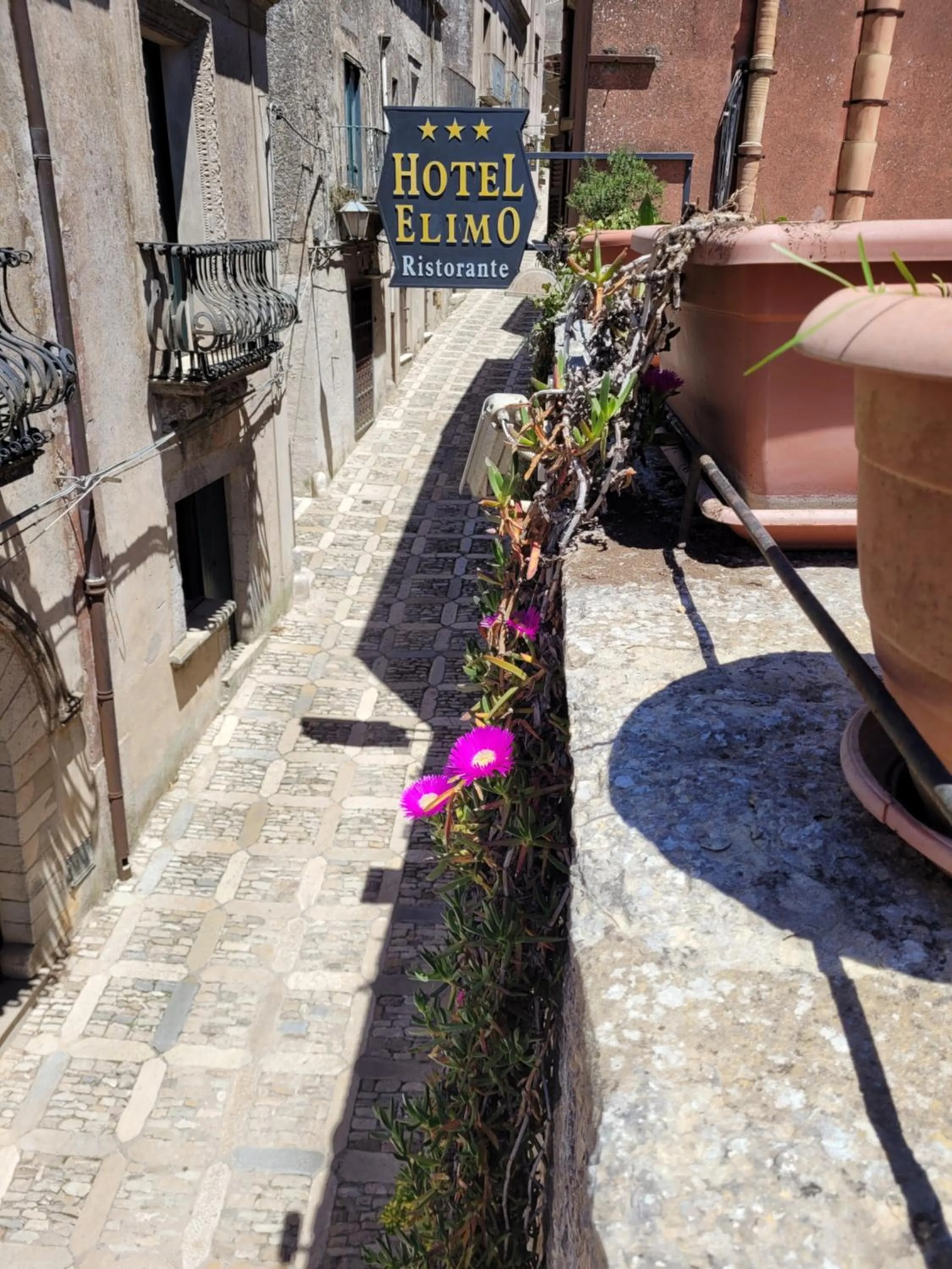 Facade/entrance in Hotel Elimo