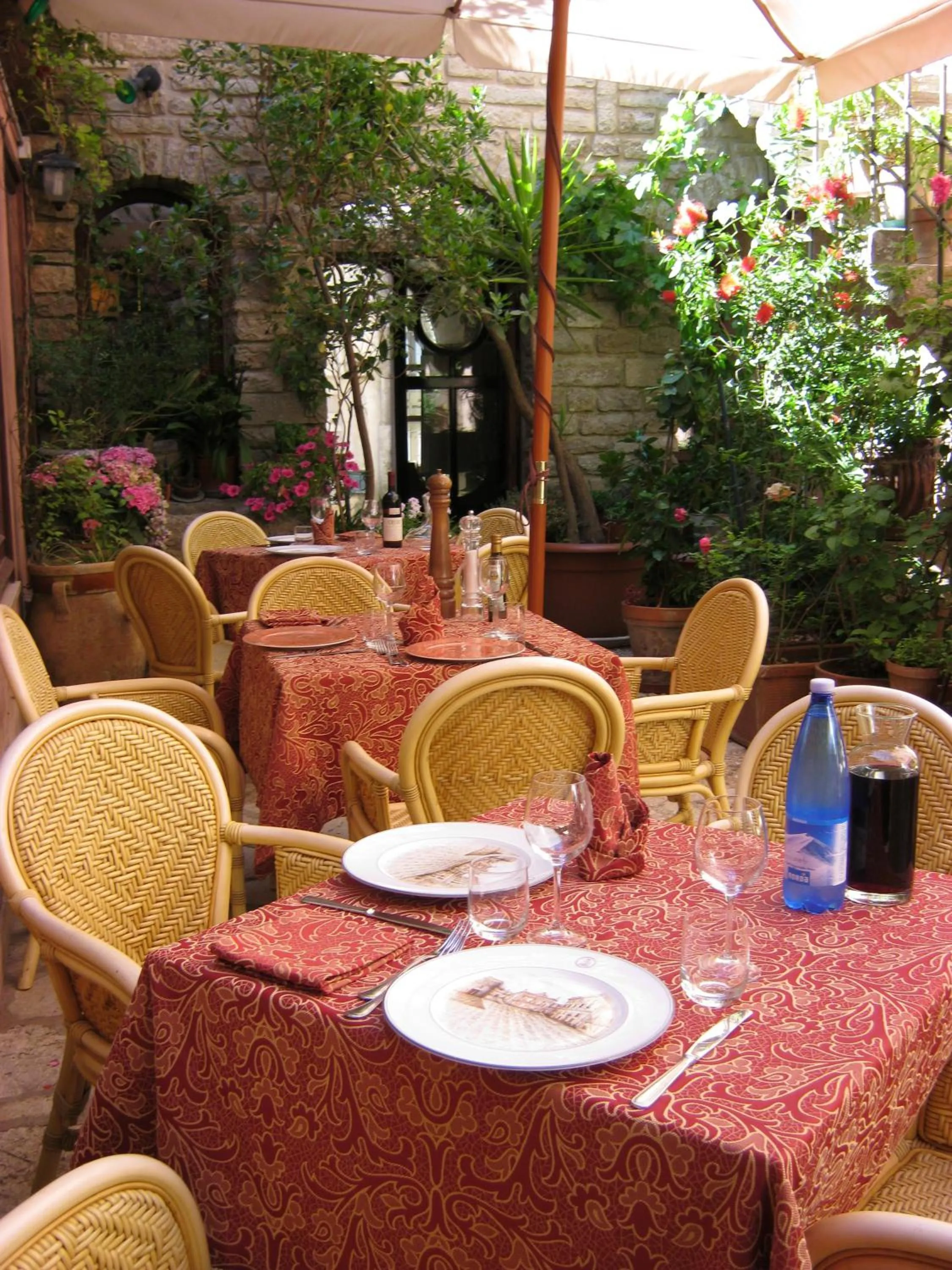 Restaurant/places to eat in Hotel Elimo