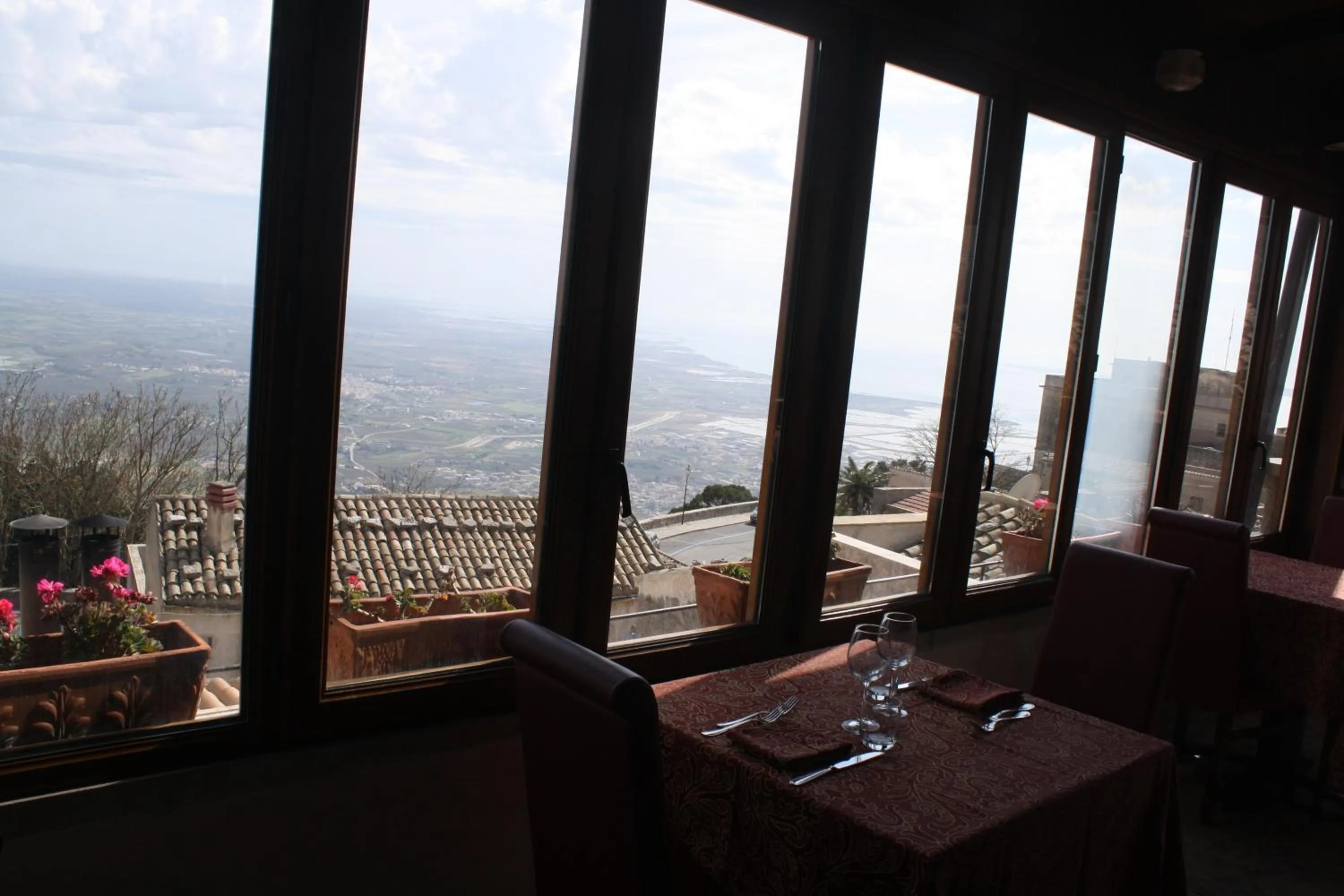 Restaurant/places to eat in Hotel Elimo