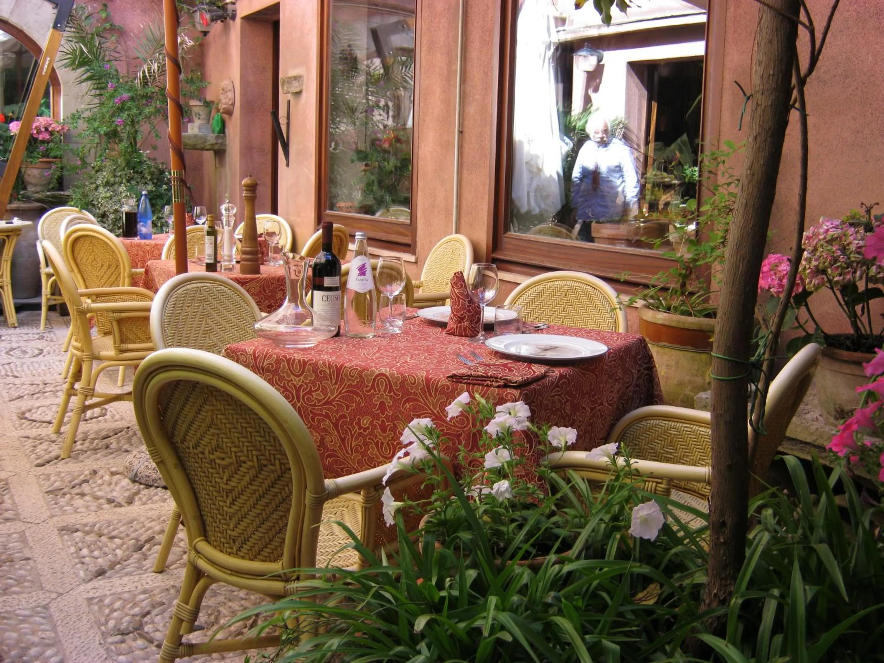 Restaurant/places to eat in Hotel Elimo