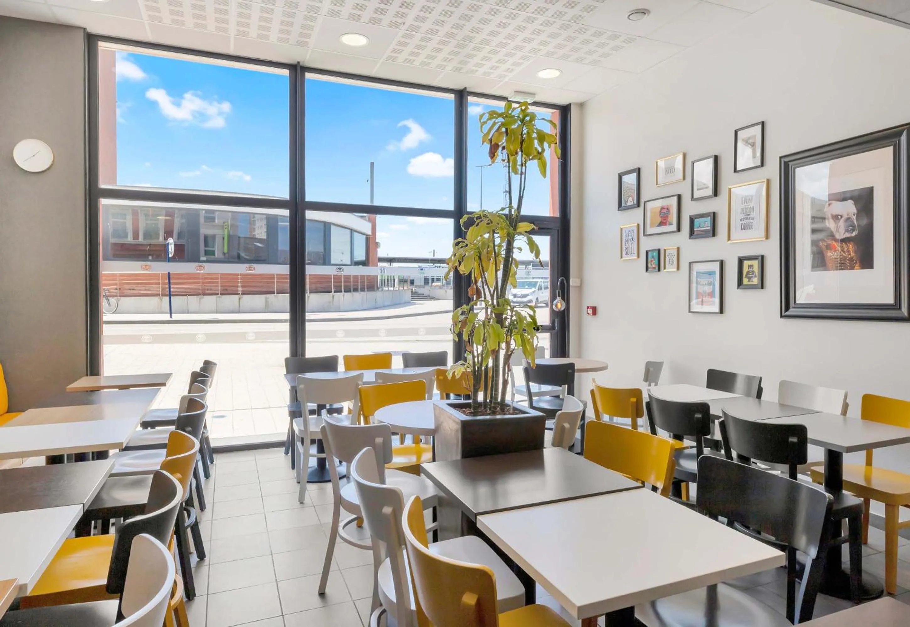 Restaurant/places to eat in B&B HOTEL Dunkerque Centre Gare