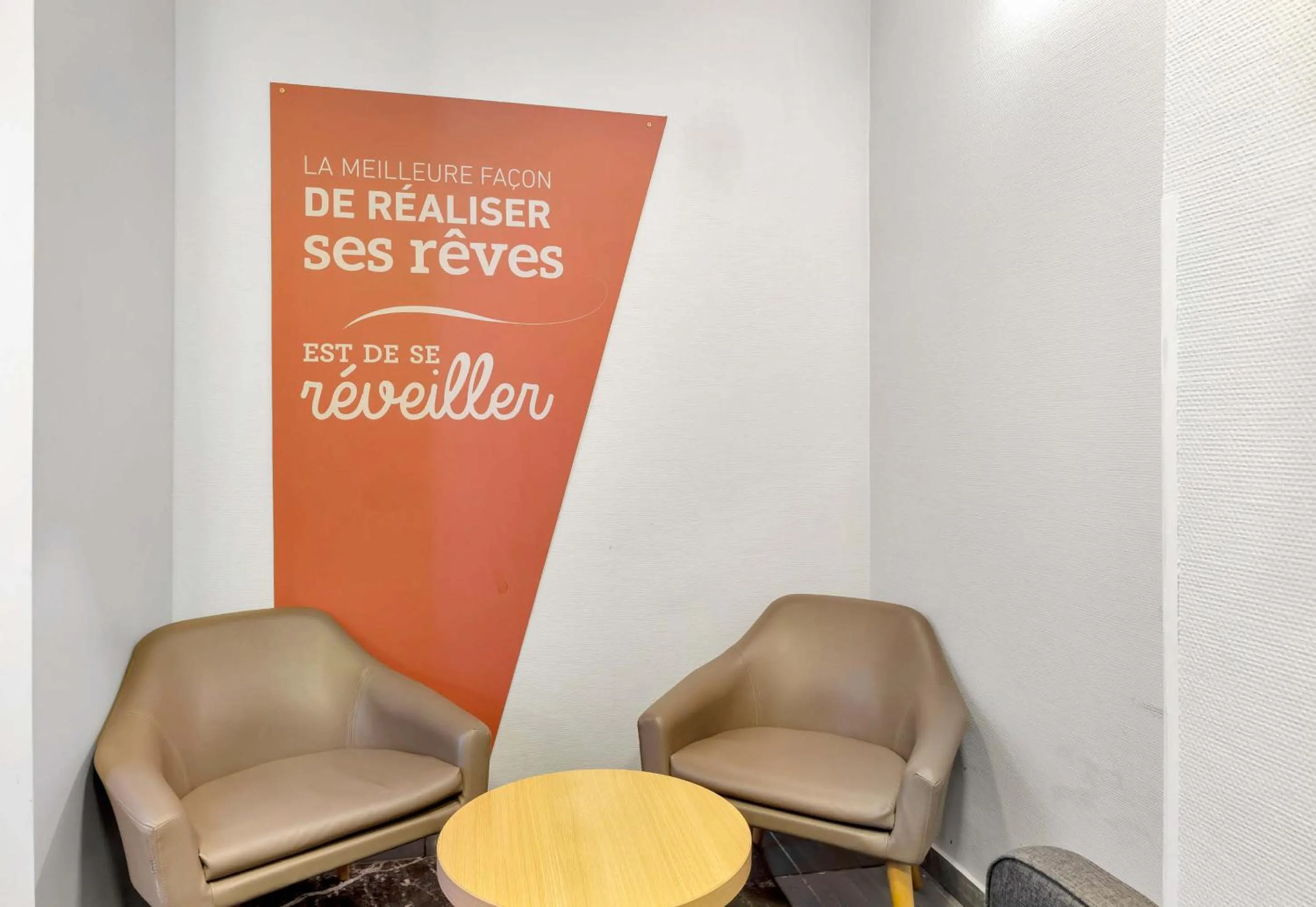 Seating area in B&B HOTEL Dunkerque Centre Gare