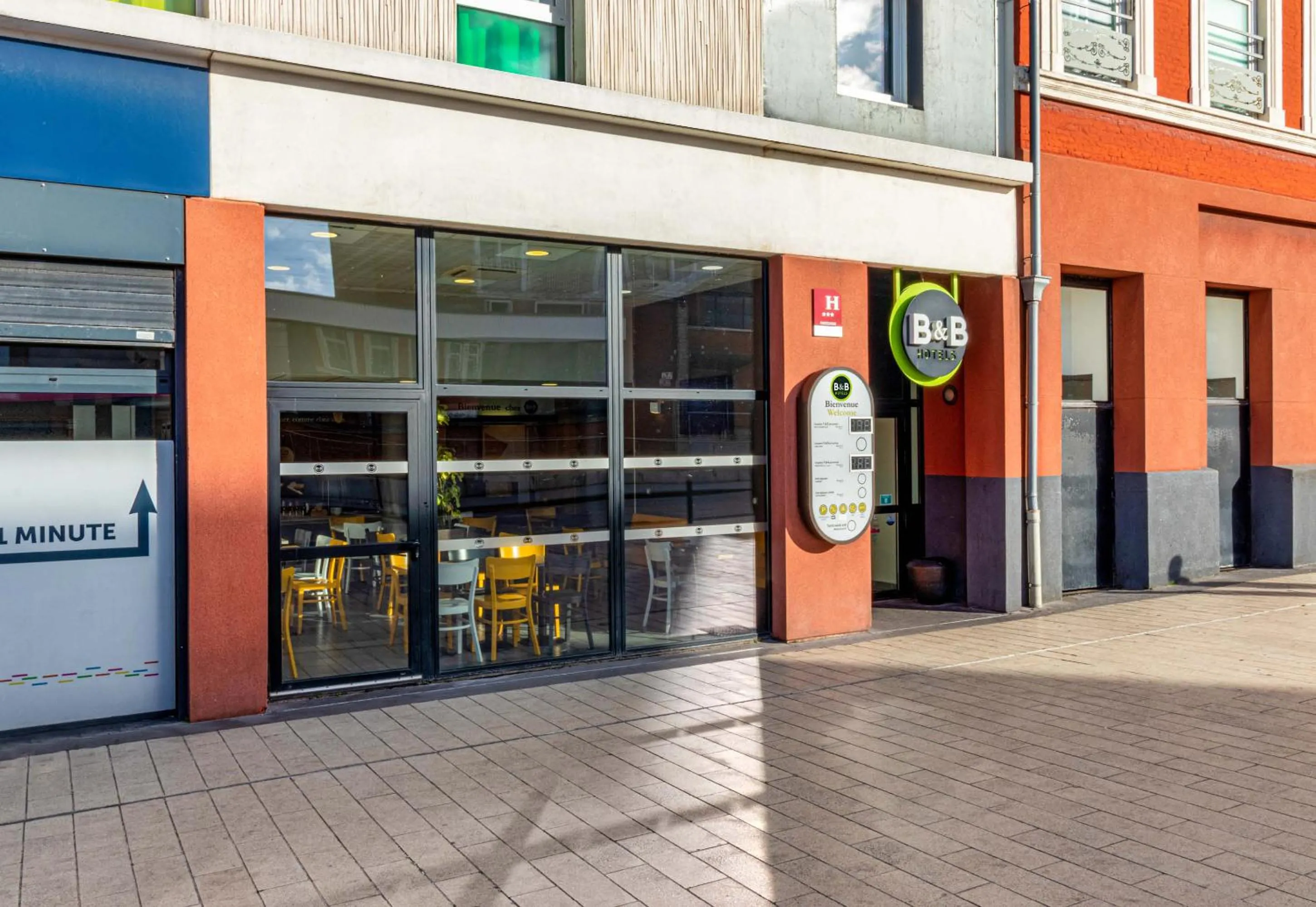 Facade/entrance in B&B HOTEL Dunkerque Centre Gare
