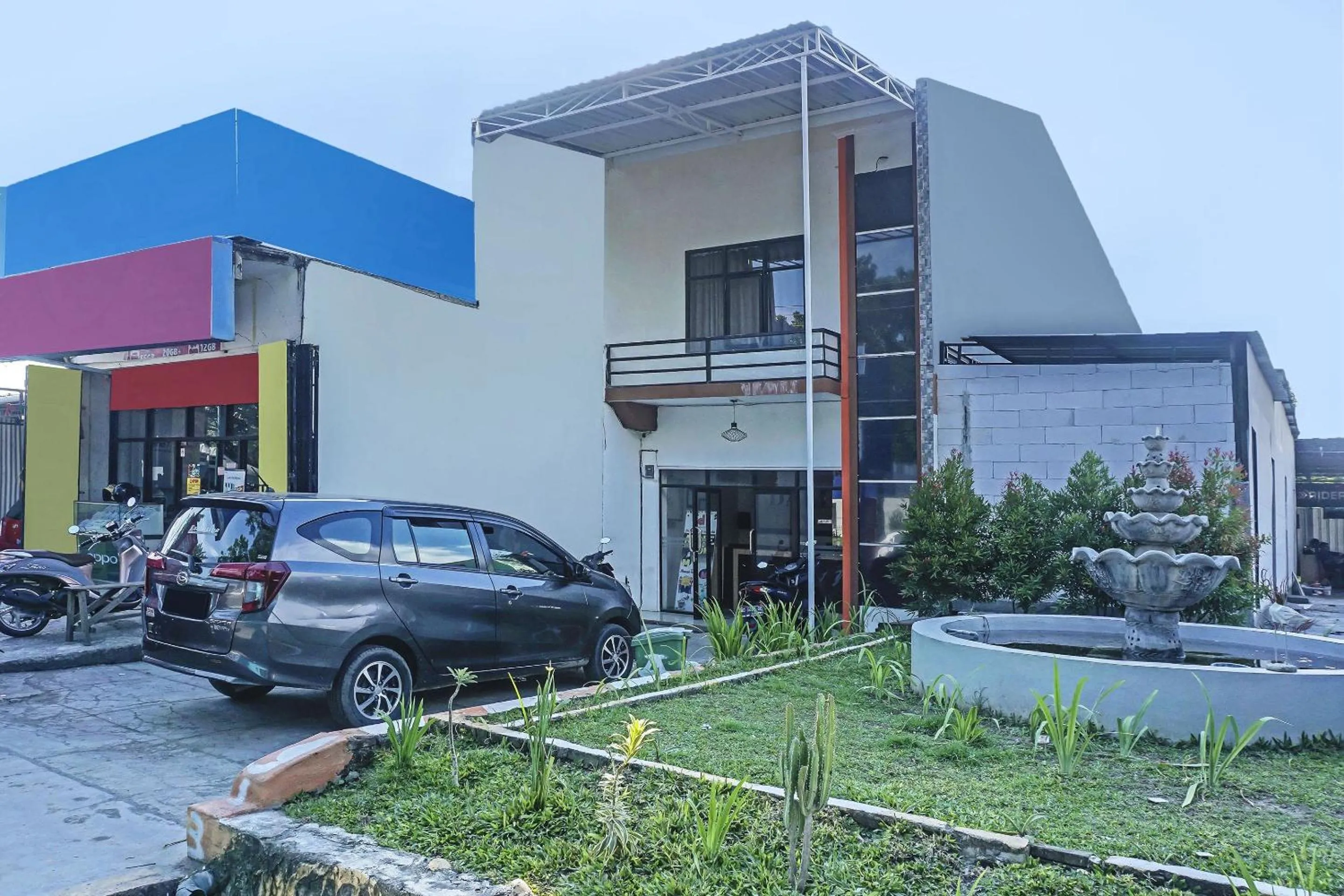 Facade/entrance in Hotel O Dalle 5151 Jeneponto Near Patung kuda, Jeneponto