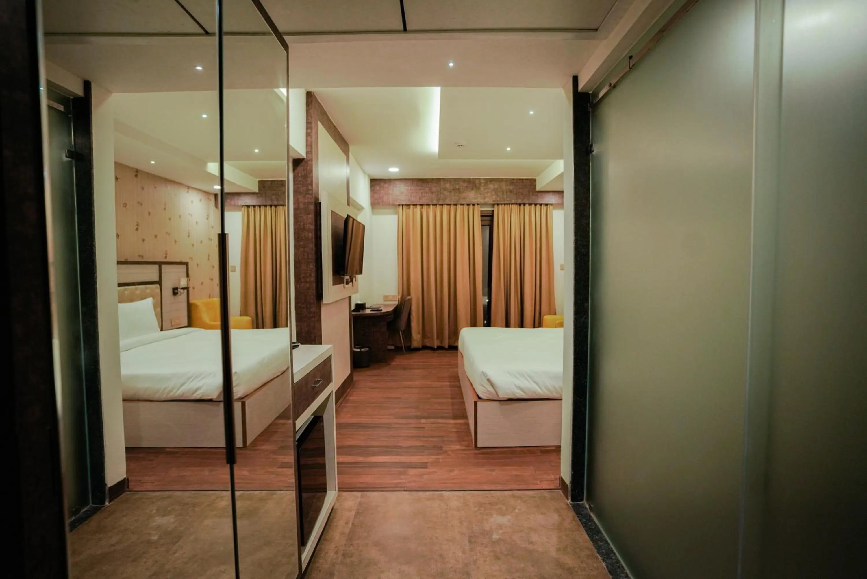 Photo of the whole room, Bed in Royal Ritz