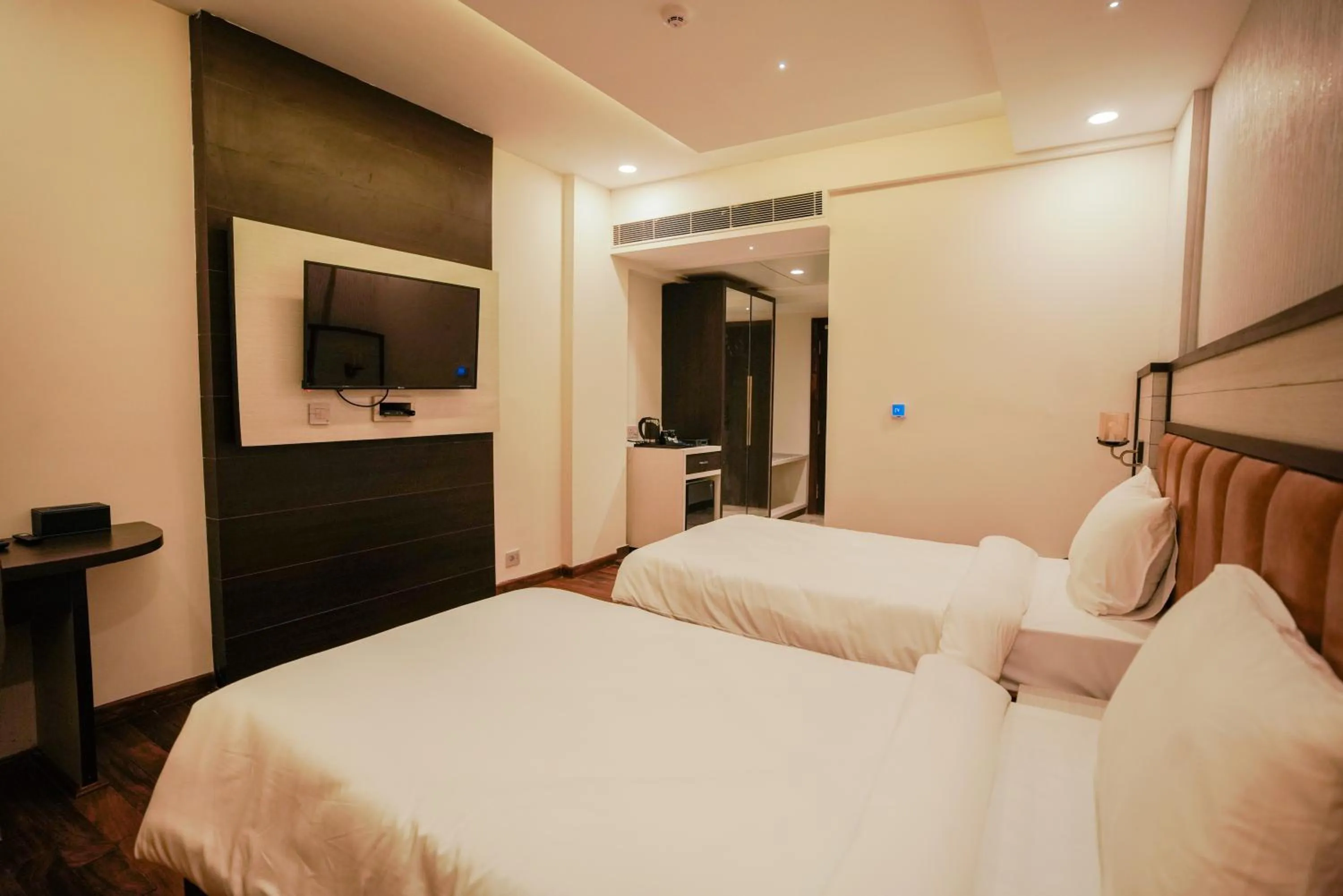 Photo of the whole room, Bed in Royal Ritz