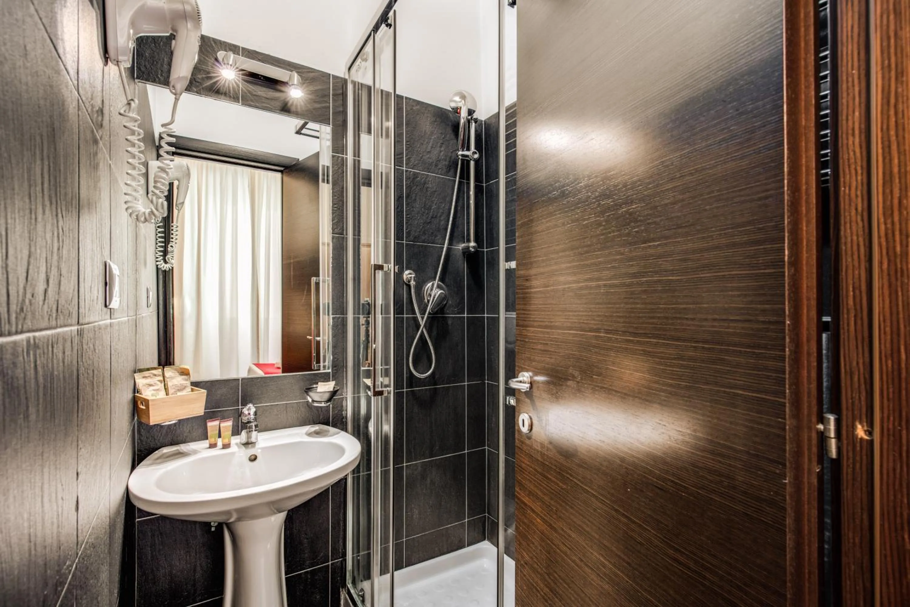 Shower in Auditorium Mecenate