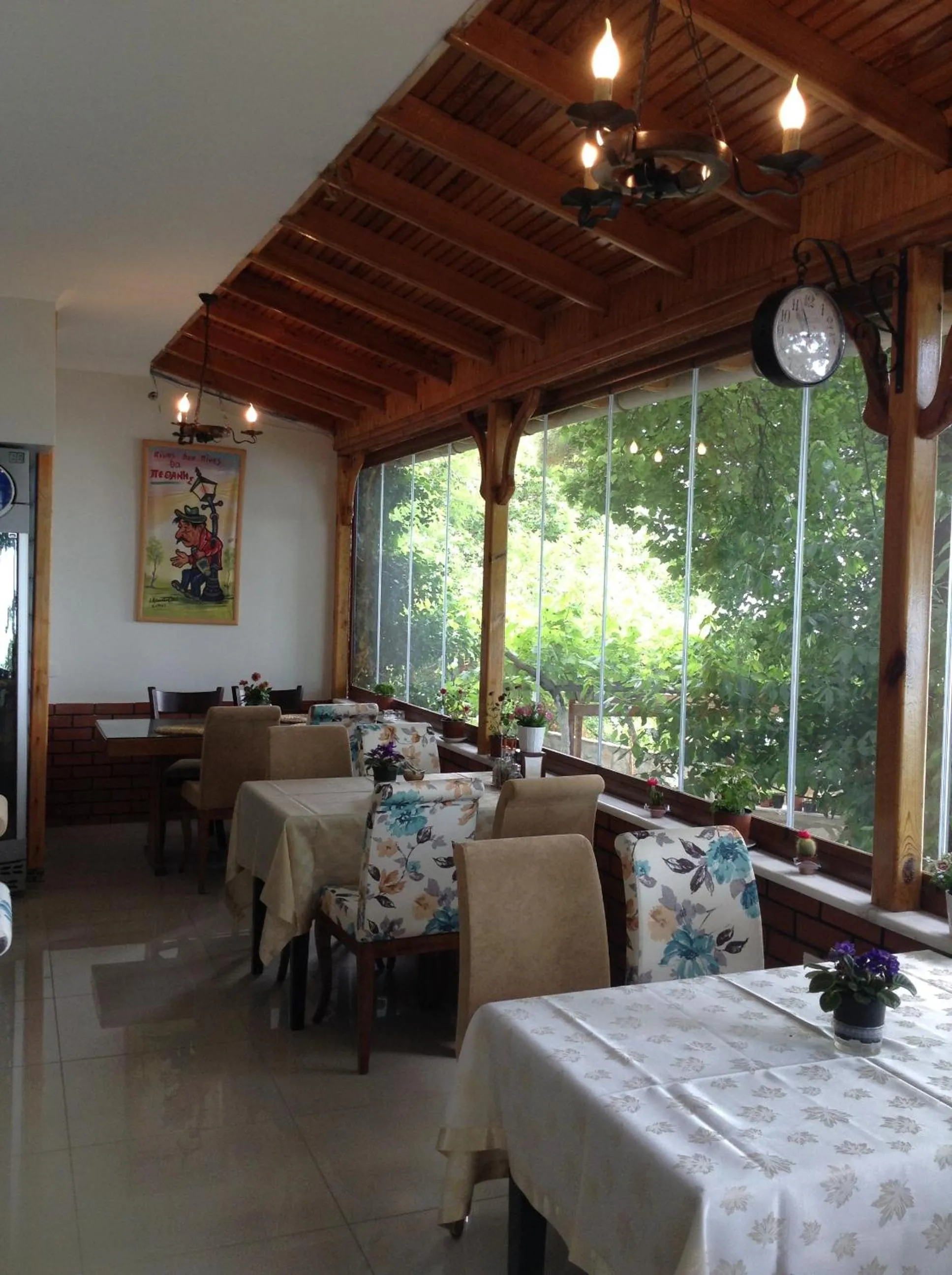 Restaurant/places to eat in Mola Hotel