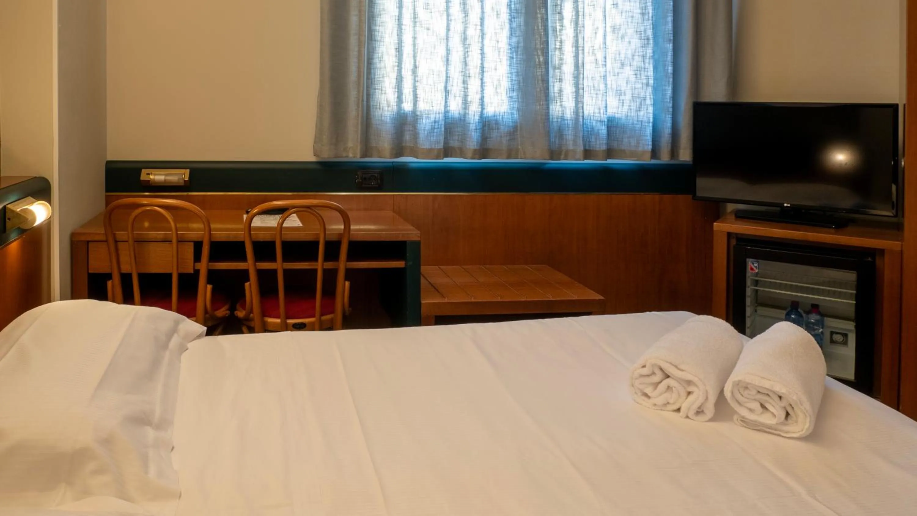 Communal lounge/ TV room, Bed in Hotel Des Etrangers