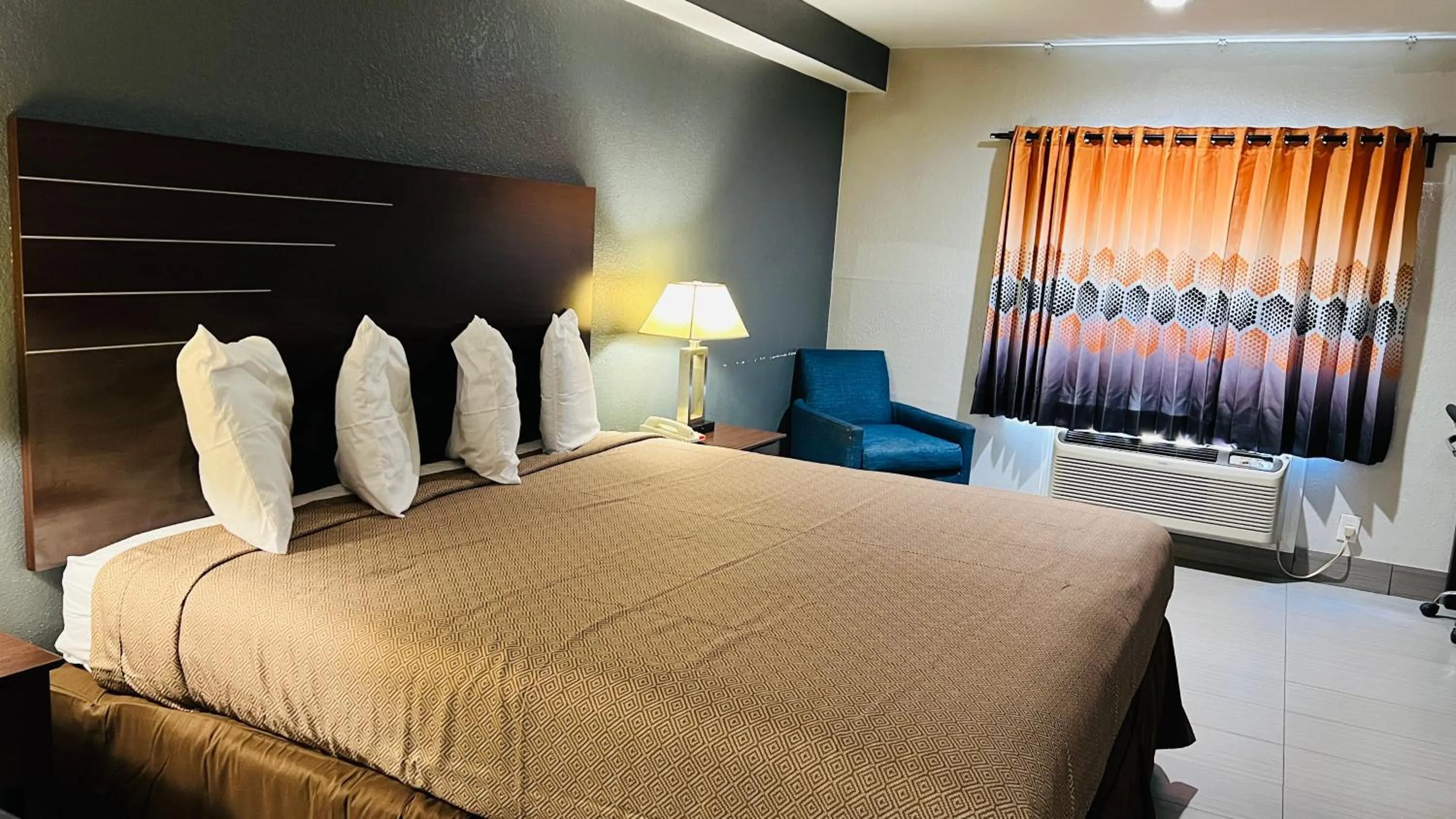 Bed in REGENCY INN & SUITS